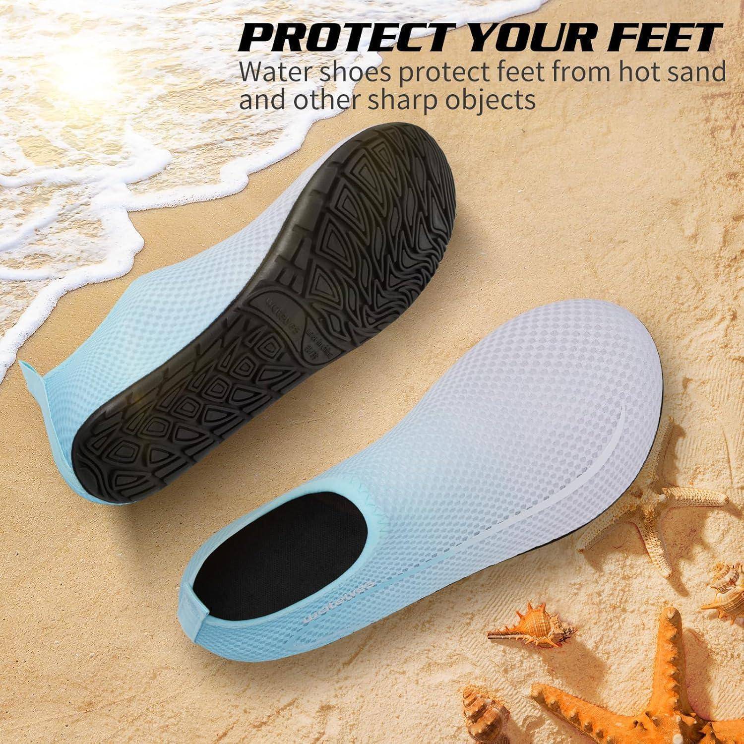 Zwei Wasserschuhe auf Sand in Strandnähe, mit dem Text: 