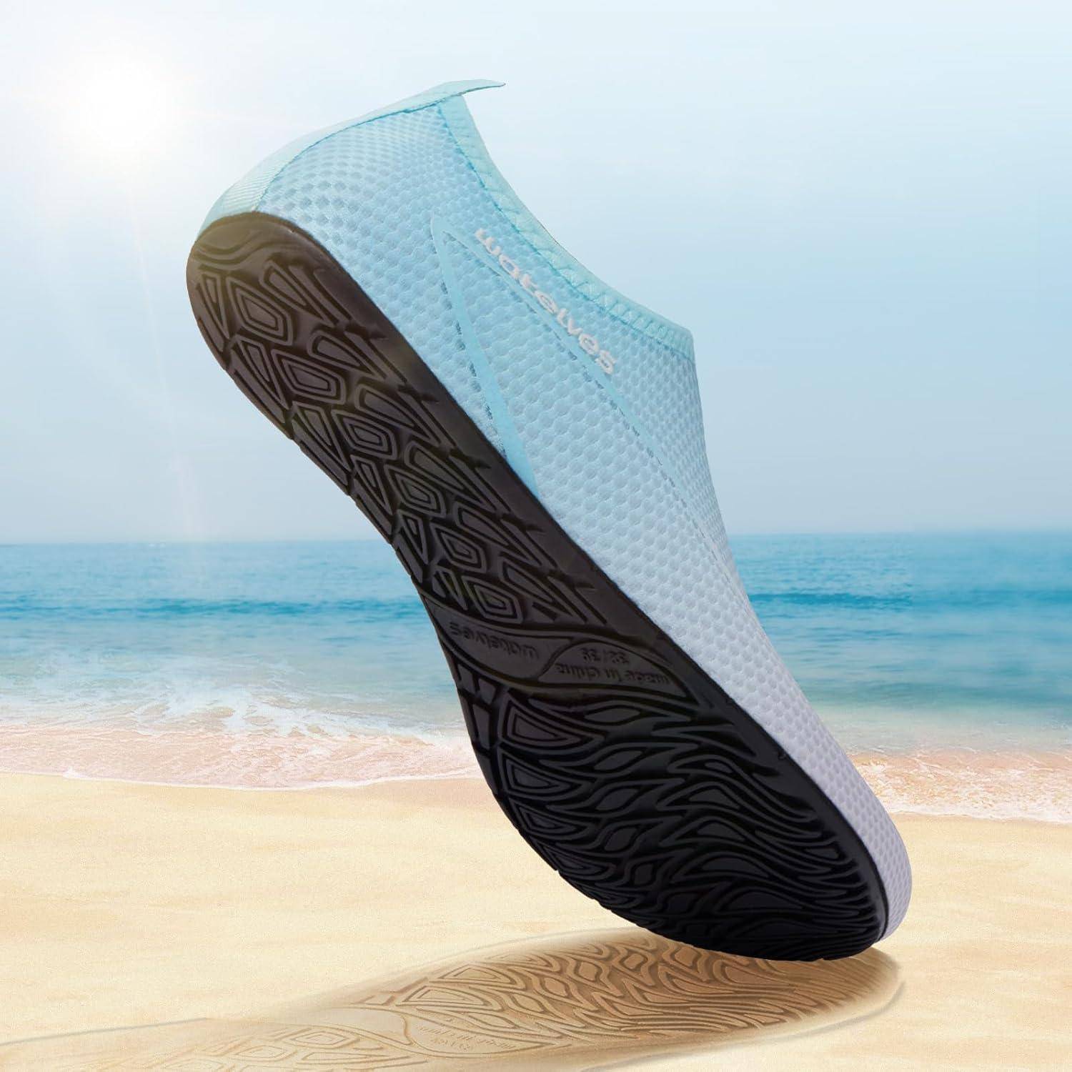 Eine leichte Aqua-Schuh mit einer strukturierten Sohle schwebt über einer sonnigen Strand-Kulisse und veranschaulicht Schuhe, die für Komfort und Halt auf sandigen Oberflächen konzipiert sind.