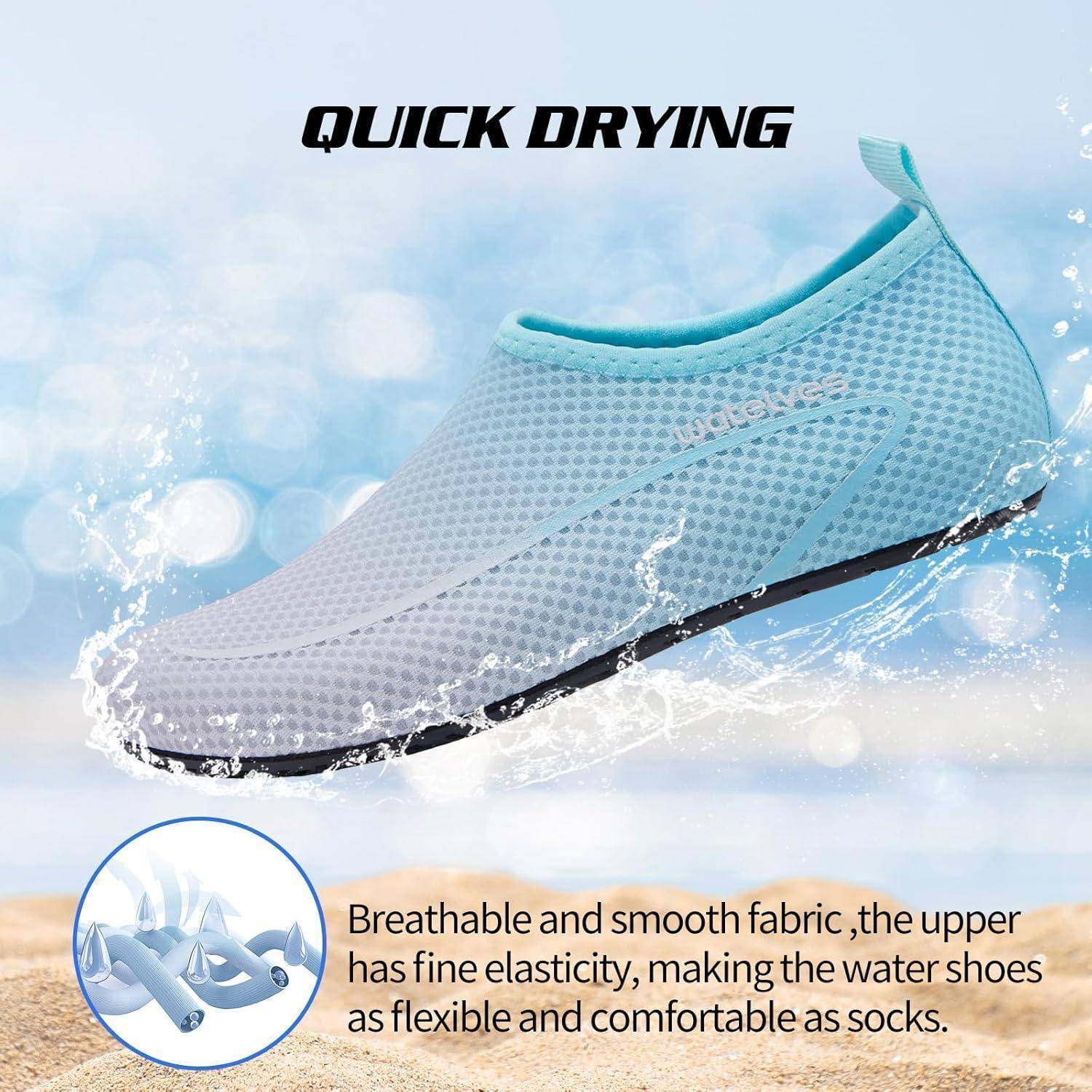 Ein hellblauer Wasserschuh vor einem unscharfen Wasserhintergrund, mit dem Text ‚Schnell trocknend'. Eingesetztes Bild zeigt die Flexibilität und Bequemlichkeit des Schuhs.