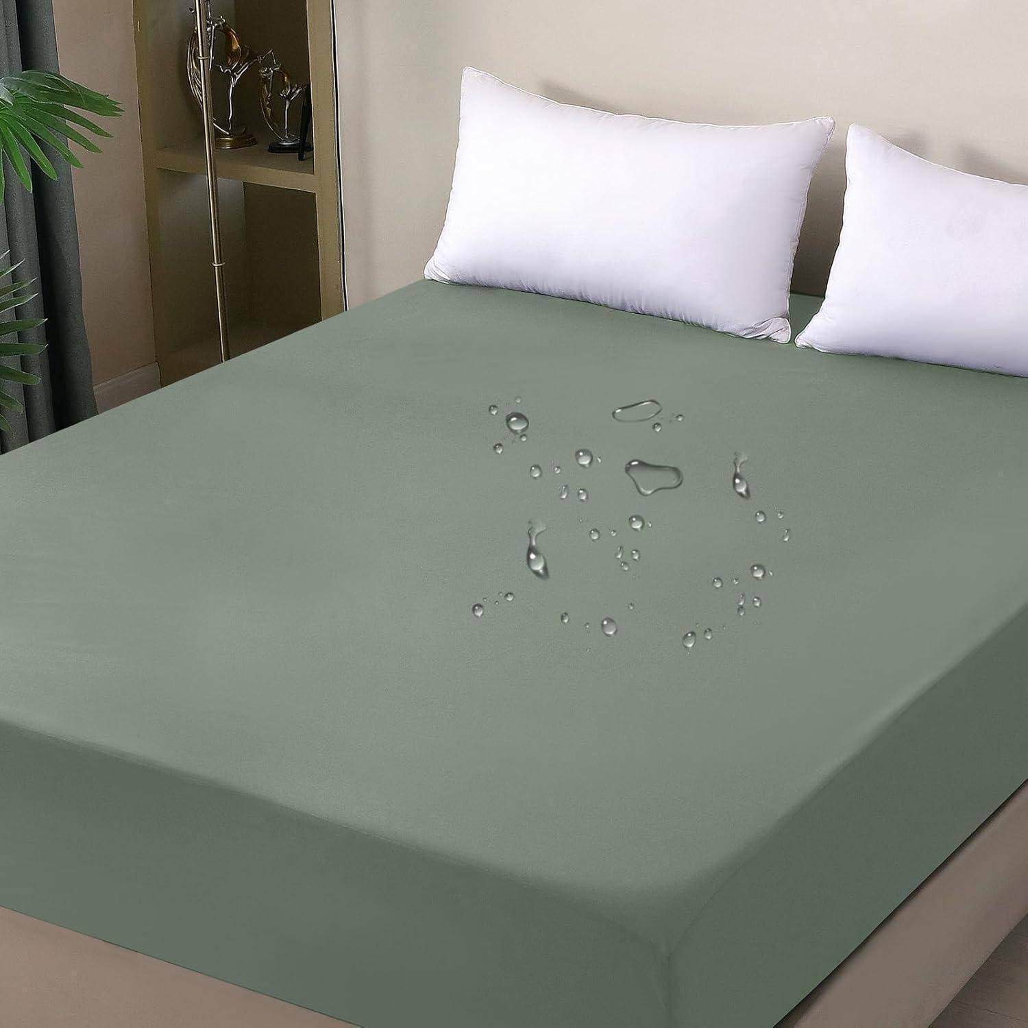 Ein Bett mit einem hellgrünen, wasserdichten Matratzenbezug, auf dem Wassertropfen an der Oberfläche perlen und seine Wasserresistenz demonstrieren.