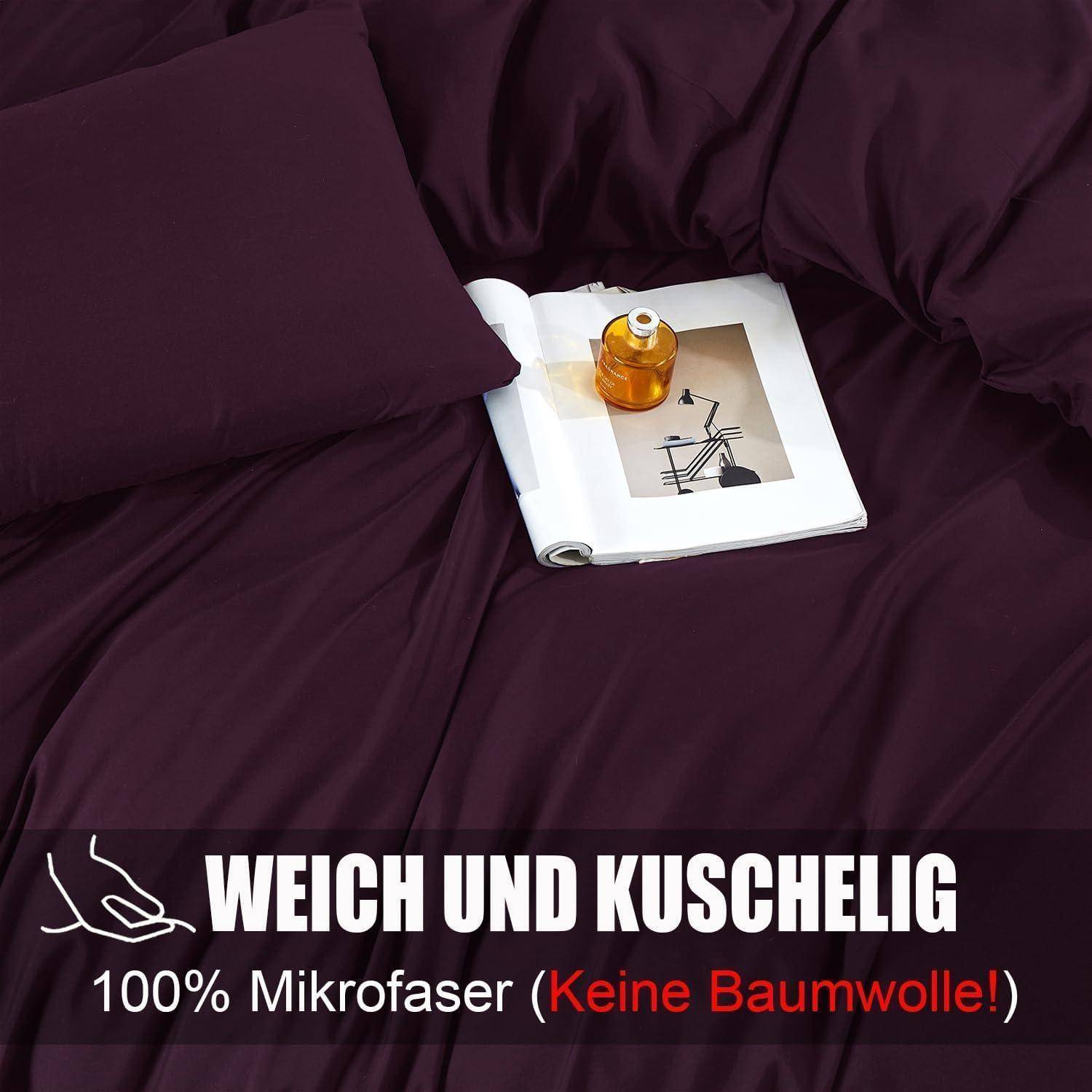 Ein Bett mit dunkler Bettwäsche, einem Kissen und einer kleinen Flasche auf einem aufgeschlagenen Buch. Text lautet: 'Weich und kuschelig, 100% Mikrofaser (Keine Baumwolle!)'.