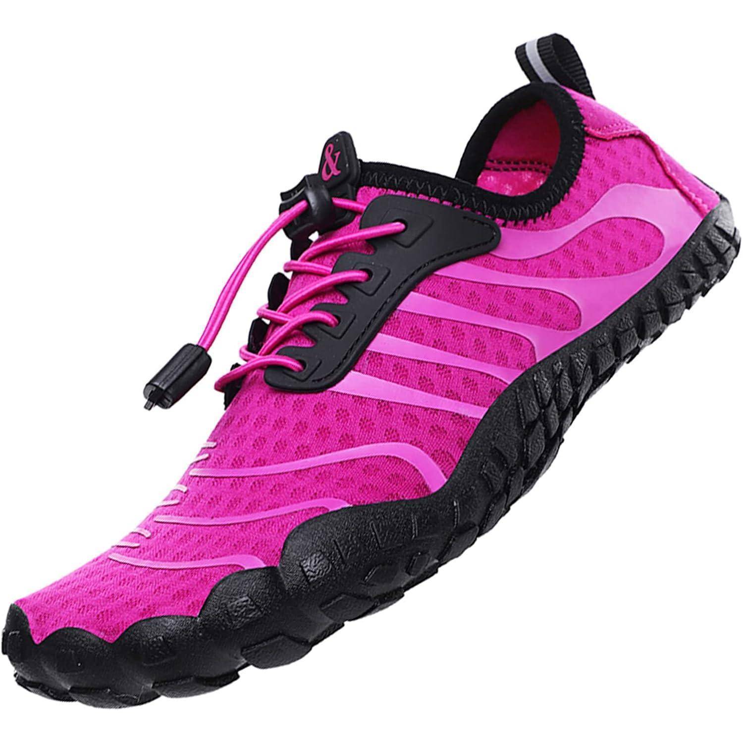 Ein rosa Sportschuh mit schwarzen Akzenten und flexibler Sohle, entwickelt für Outdoor-Aktivitäten, ausgestattet mit einem Schnellverschlusssystem.