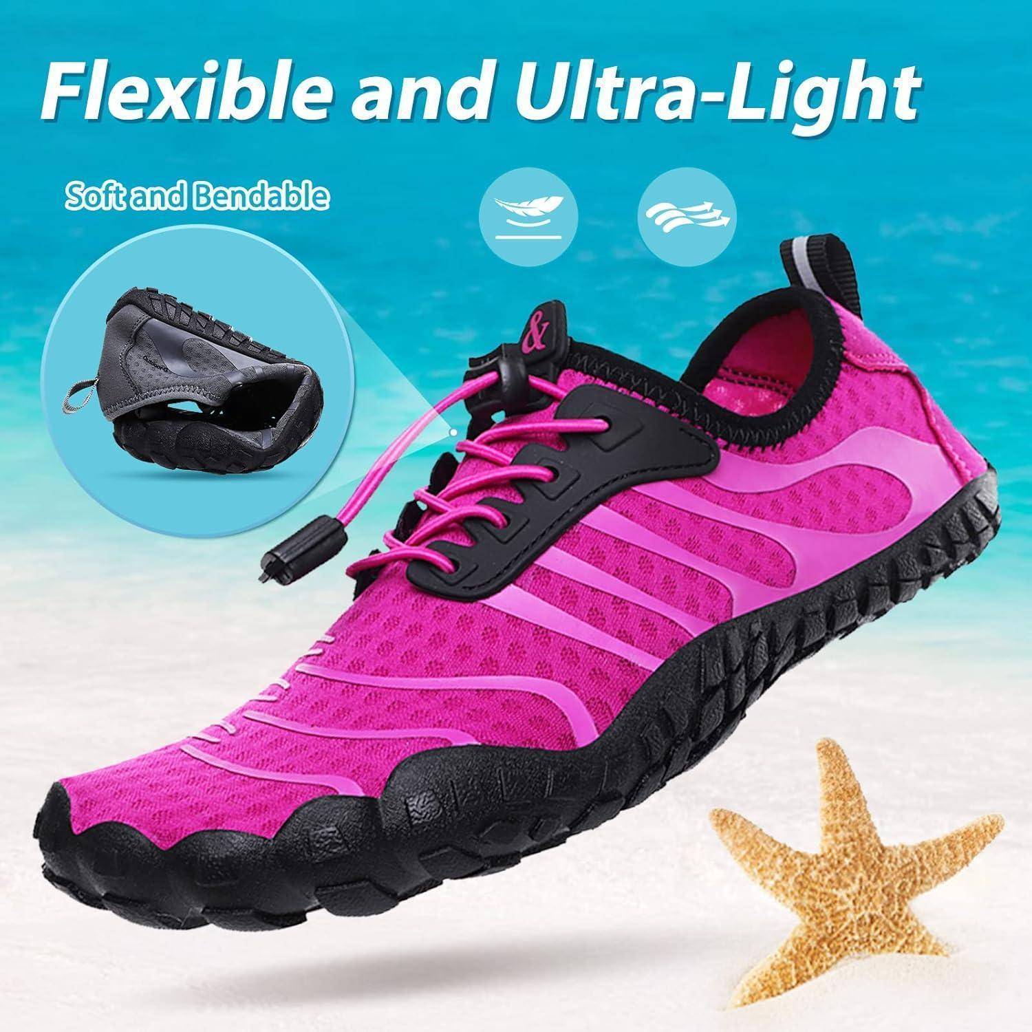 Rosa Wasserschuhe mit schwarzen Sohlen werden präsentiert, wobei ihre Flexibilität und leichte Konstruktion hervorgehoben werden. Ein Seestern und eine Strand-Kulisse verleihen dem Bild Kontext.