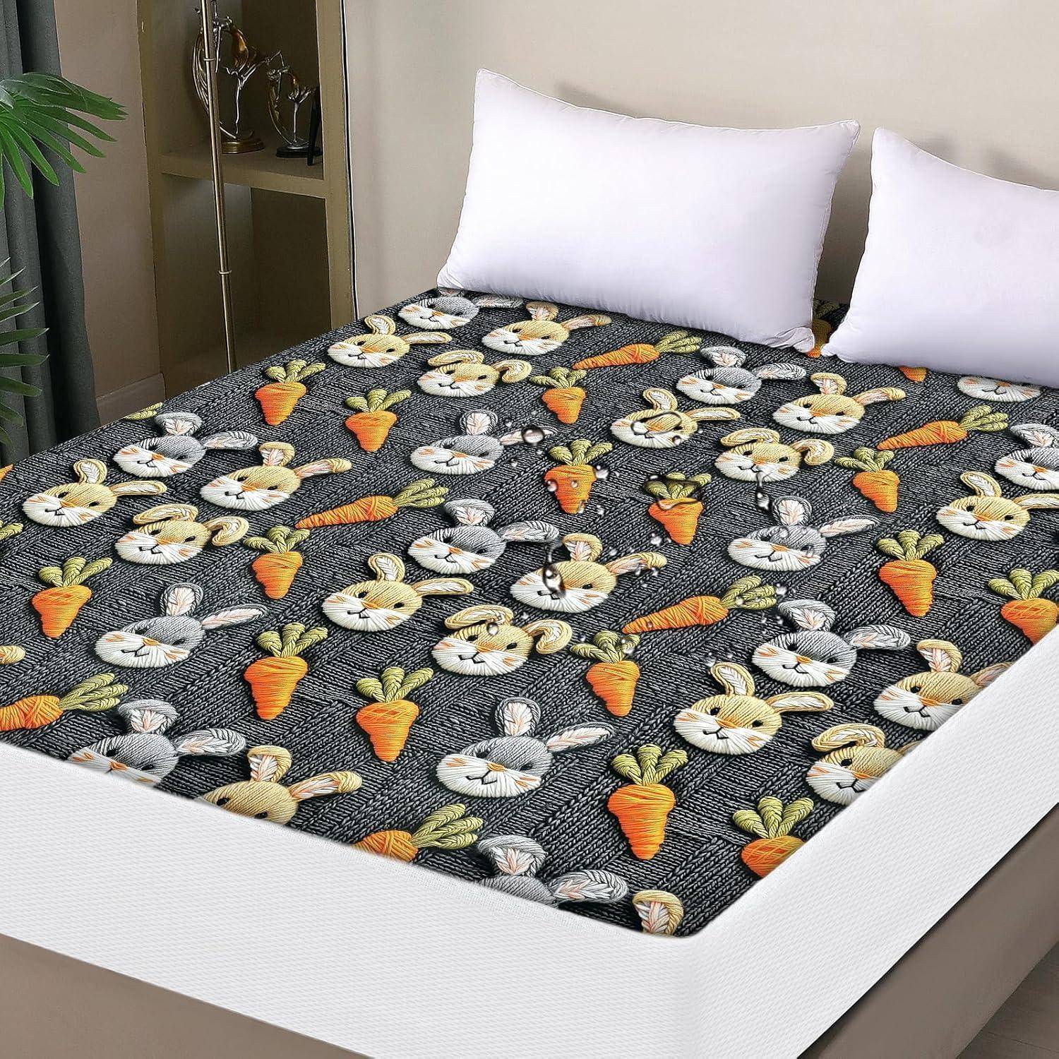 Ein Bettüberwurf, verziert mit Cartoon-Hasengesichtern und Karotten, der ein ordentlich gemachtes Bett mit weißen Kissen bedeckt, platziert in der Nähe einer Zimmerpflanze.