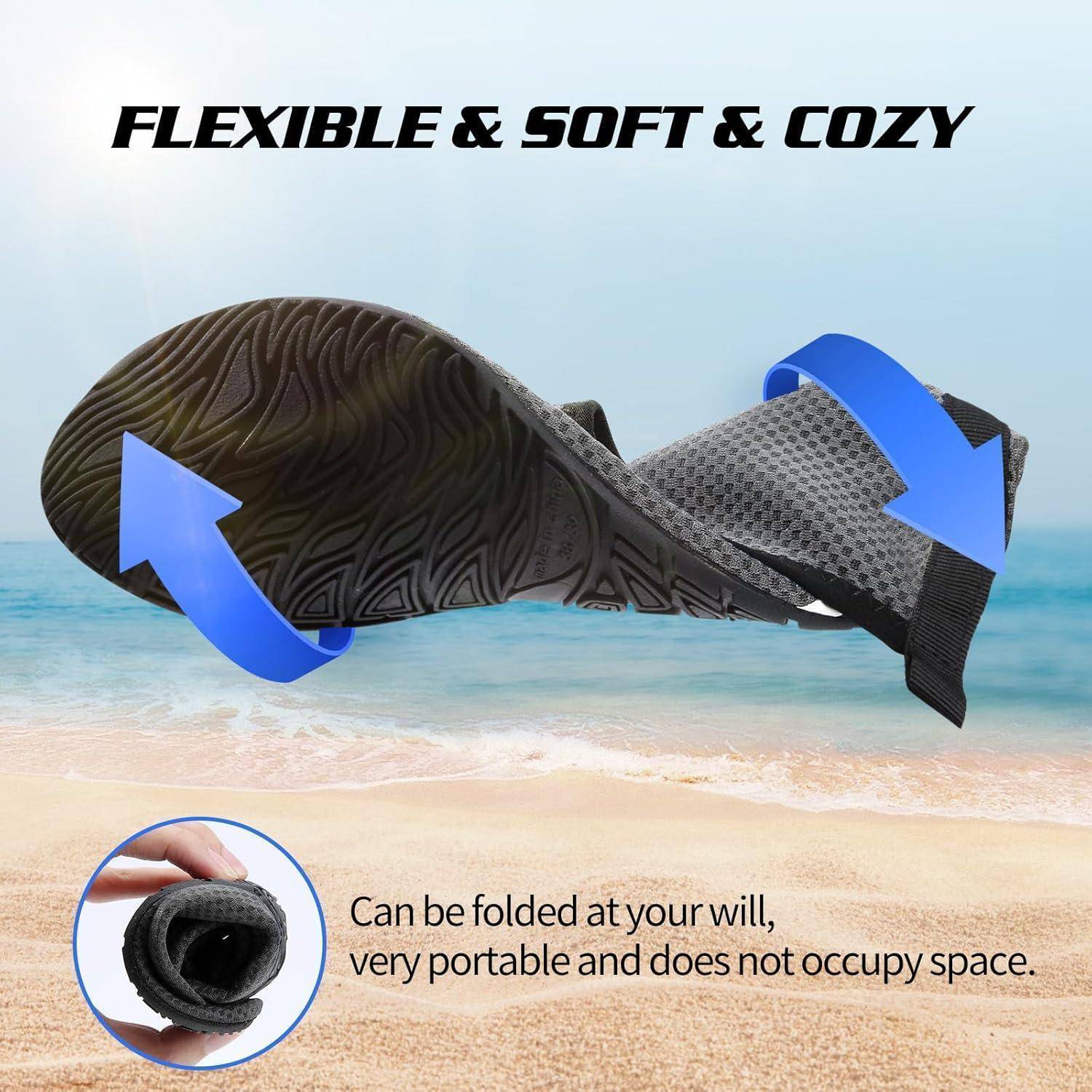 Ein flexibler, weicher Schuh am Strand, der sein faltbares, tragbares Design hervorhebt, Text liest sich: 'Flexibel & Weich & Gemütlich' und 'Kann nach Belieben gefaltet werden, sehr tragbar und nimmt keinen Platz ein.