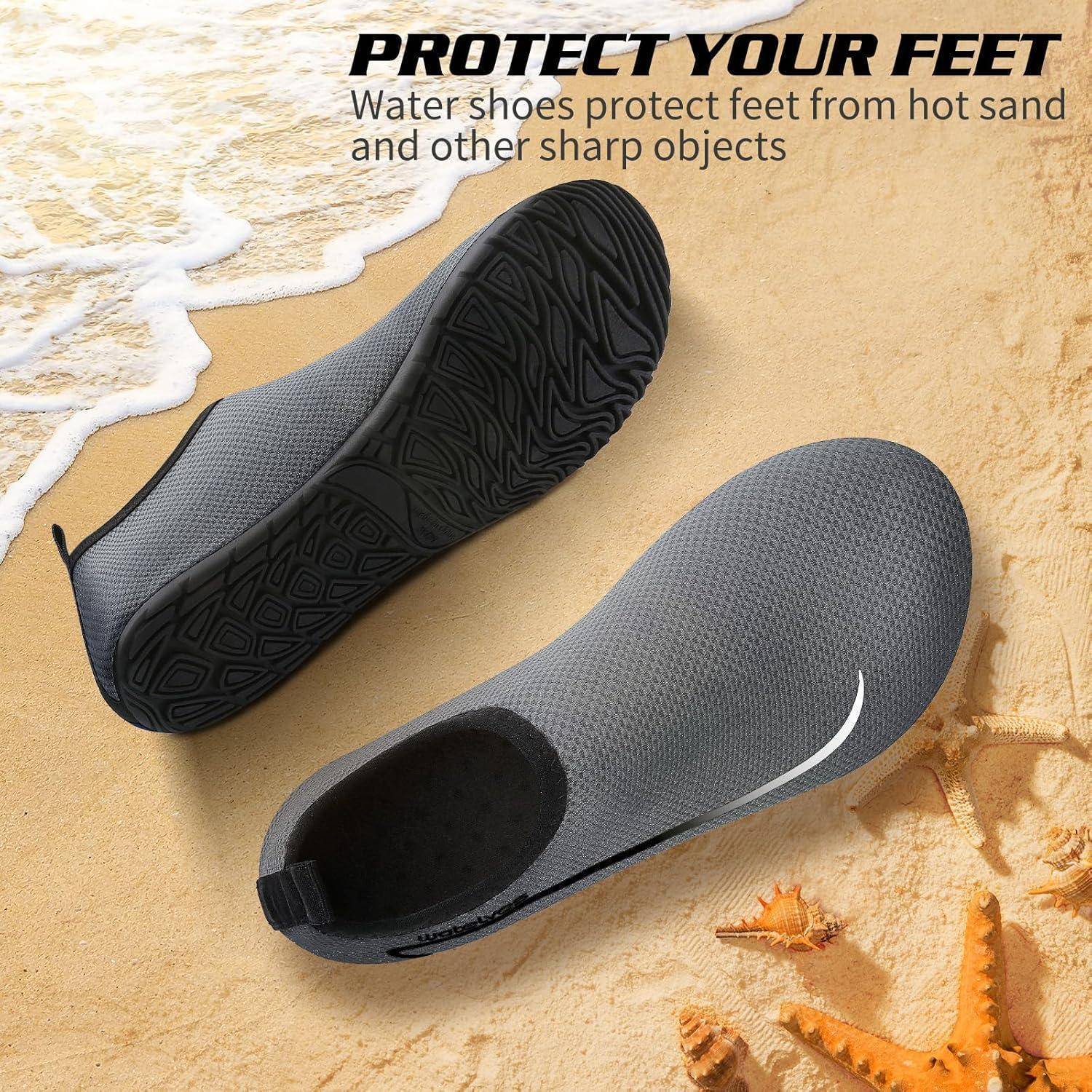 Wasserschuhe schützen die Füße vor heißem Sand und anderen scharfen Gegenständen. Graue Wasserschuhe am sandigen Strand nahe Ozeanwellen und Seesternen.