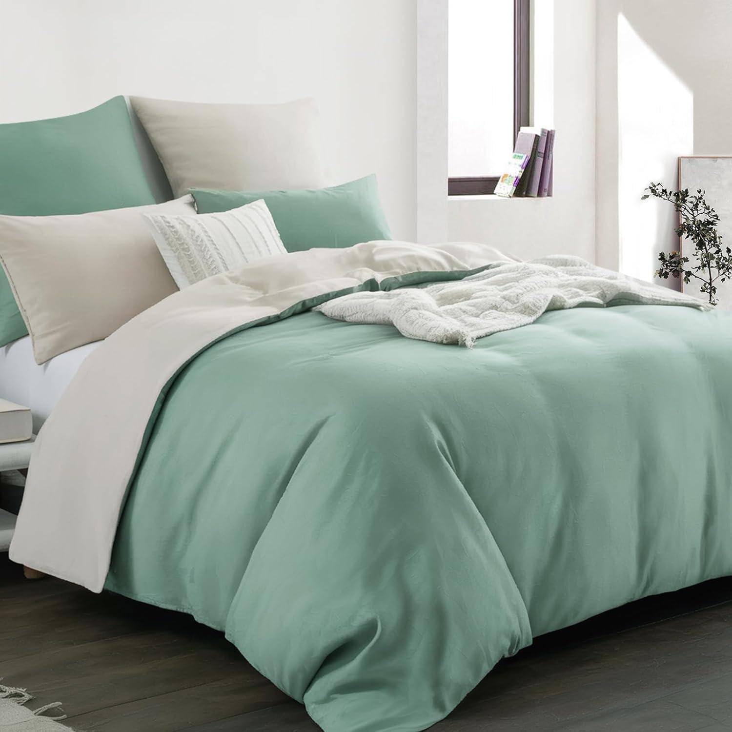 Ein aufgeräumtes Schlafzimmer mit einem ordentlich gemachten Bett, das grün-weiße Bettwäsche, mehrere Kissen, ein kleines Fenster und eine Pflanze auf einem Regal aufweist.