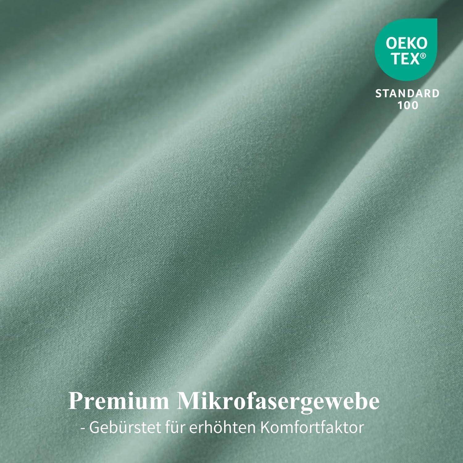 Grüner gebürsteter Mikrofaserstoff mit Etikett der 'Oeko-Tex Standard 100' Zertifizierung, was auf Premium-Qualität und gesteigerten Tragekomfort hinweist.