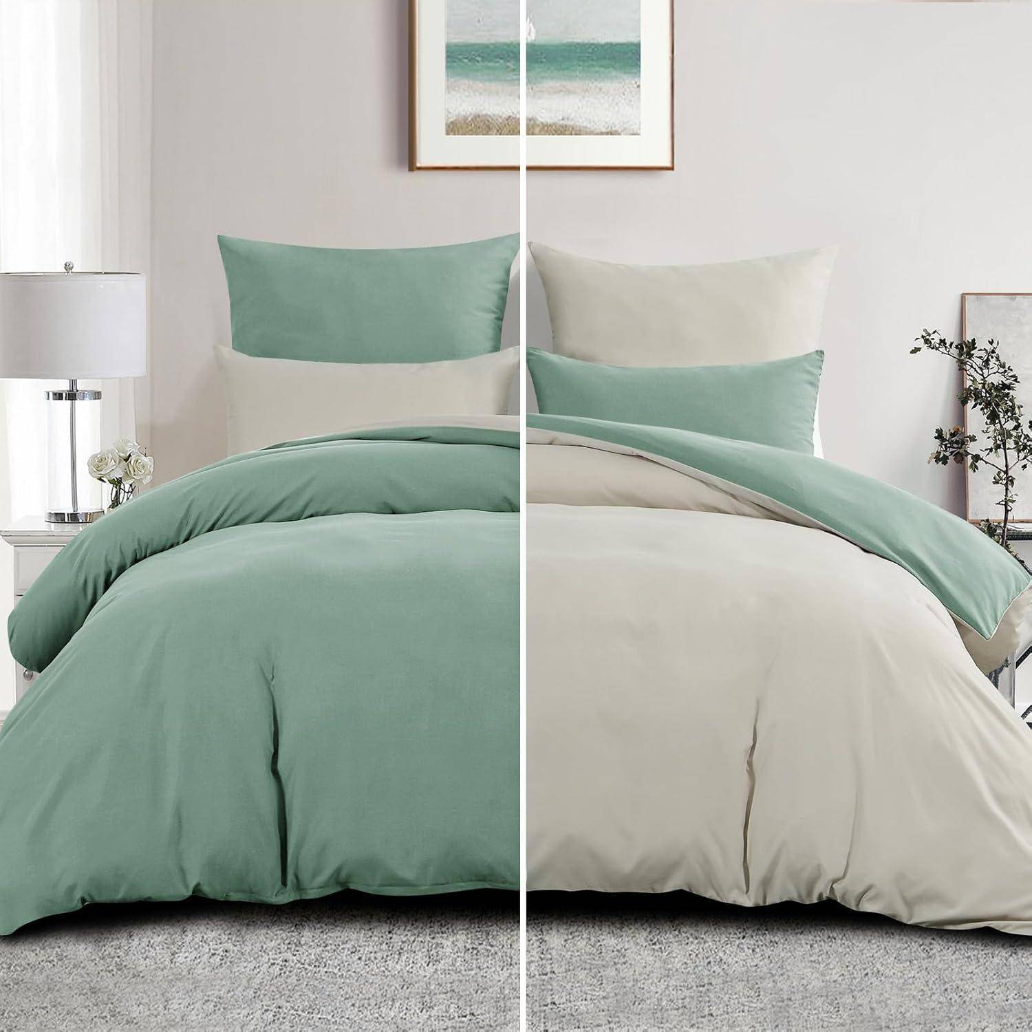 Ein Schlafzimmer zeigt eine Bettdecke mit mint-grüner und beige Seite, die durch eine vertikale Linie getrennt sind. Passende Kissen und ein Küstengemälde befinden sich im Hintergrund.