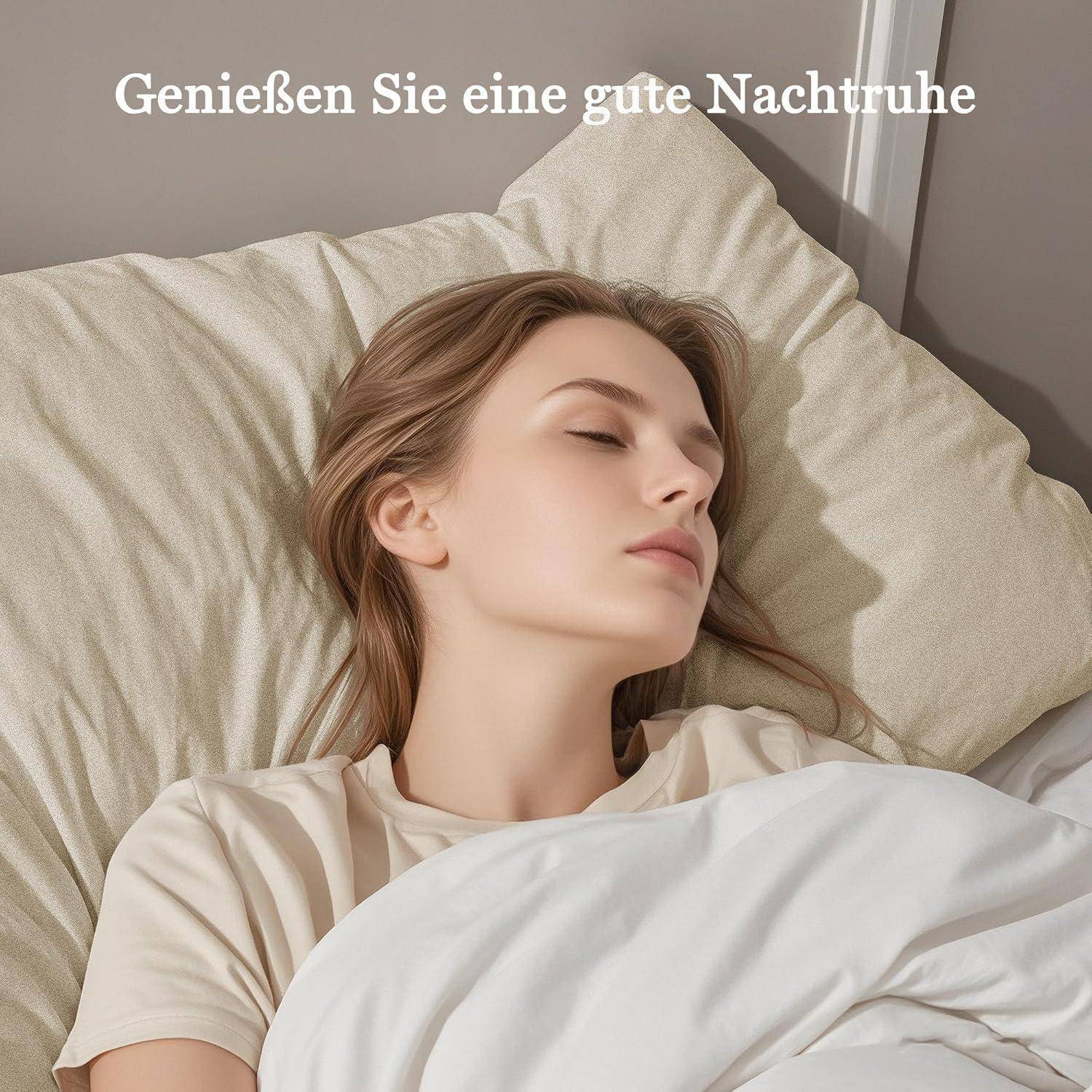 Eine Person, die friedlich im Bett schläft, zugedeckt mit einer weißen Decke. Der Text auf Deutsch oben lautet „Genießen Sie eine gute Nachtruhe