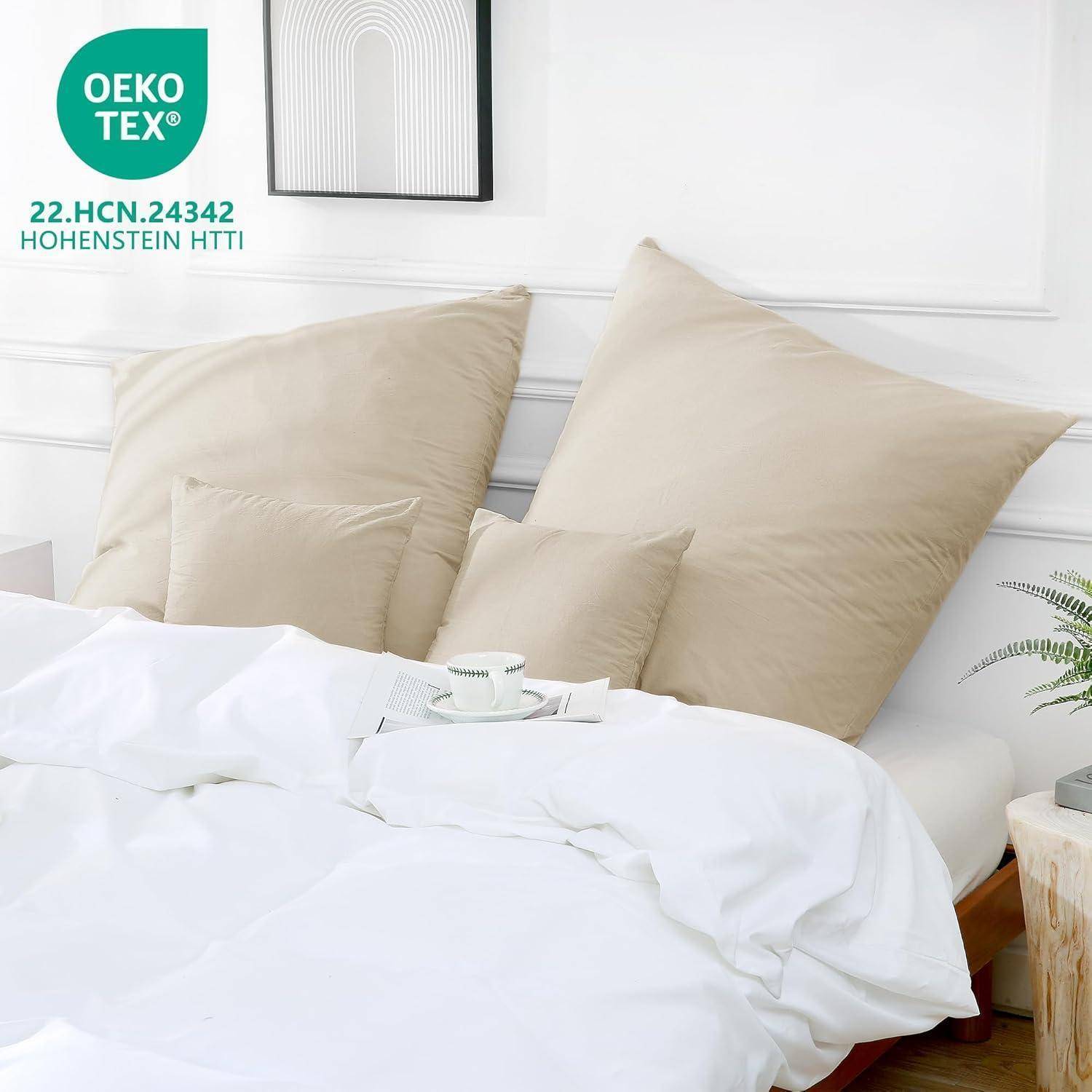 Ein Bett mit weißen Laken und beigen Kissen ist in einem hellen Raum zu sehen. Das OEKO-TEX® Siegel weist auf eine Textilzertifizierung für Sicherheit hin.