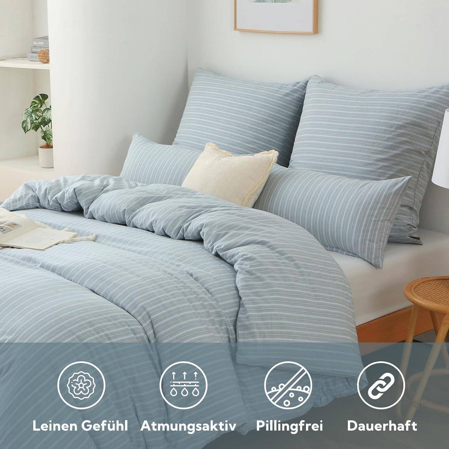 Ein ordentlich gemachtes Bett mit blau gestreiften Laken und Kissen, versehen mit Icons und Text auf Deutsch, die das Leinengefühl, die Atmungsaktivität und Strapazierfähigkeit hervorheben.