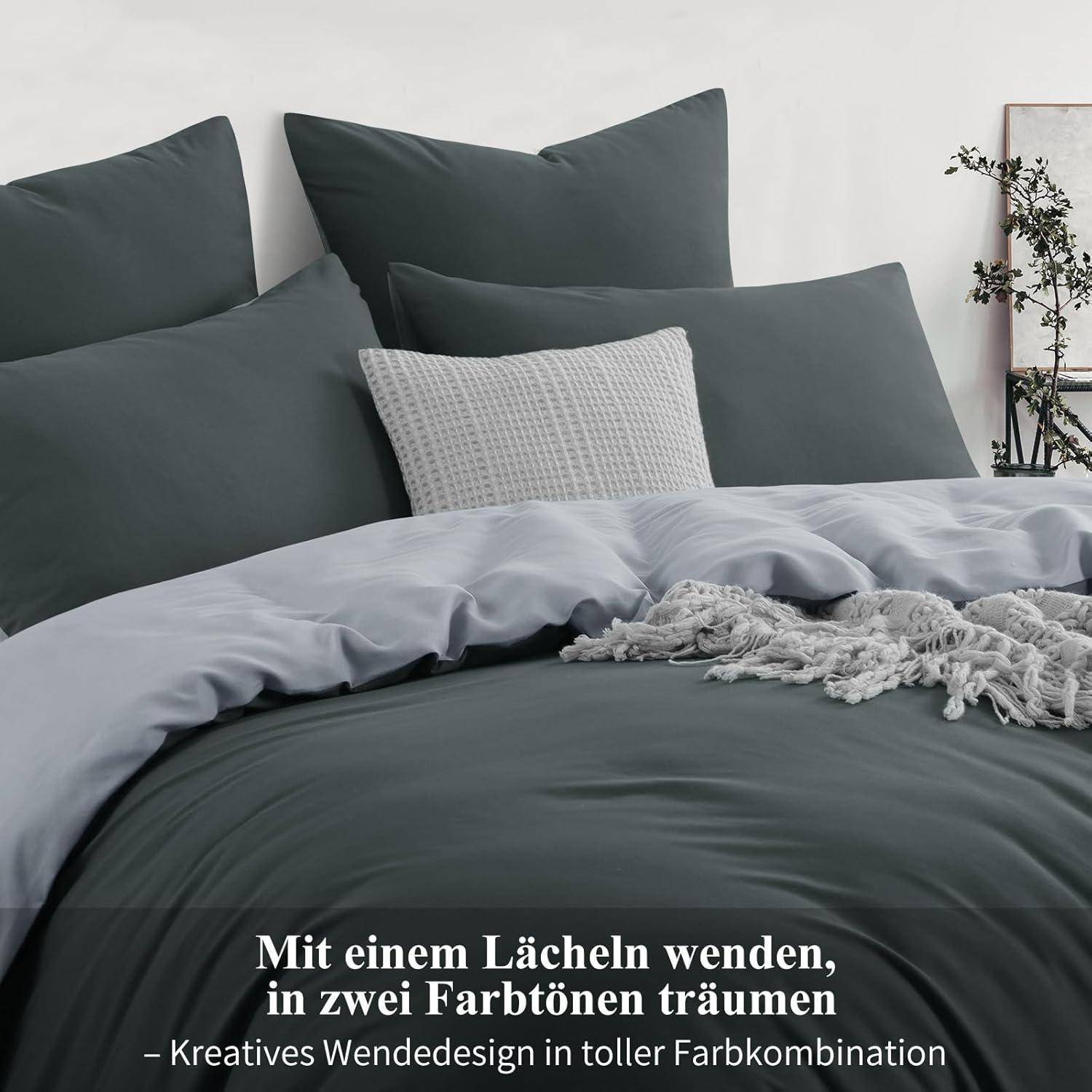 Ein ordentlich gemachtes Bett mit Kissen und einer Wolldecke in kontrastierenden Farben, begleitet von einem deutschen Text über kreatives zweifarbiges Schlafzimmerdesign.