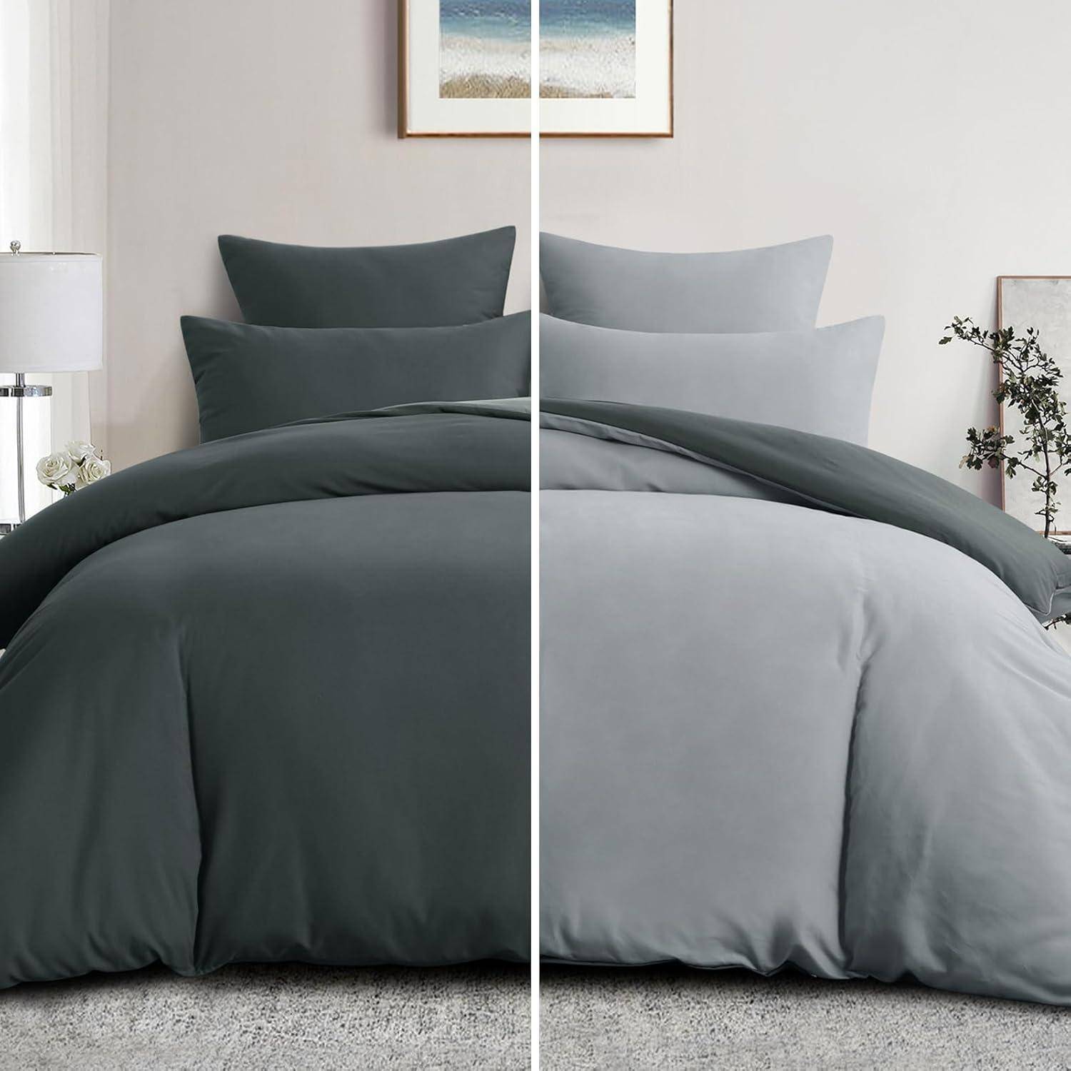 Ein ordentlich gemachtes Bett mit einer grauen Bettdecke und Kissen wird in einem hell beleuchteten Schlafzimmer gezeigt, das in zwei ähnliche Segmente unterteilt ist, die verschiedene Bettwäschedesigns veranschaulichen.