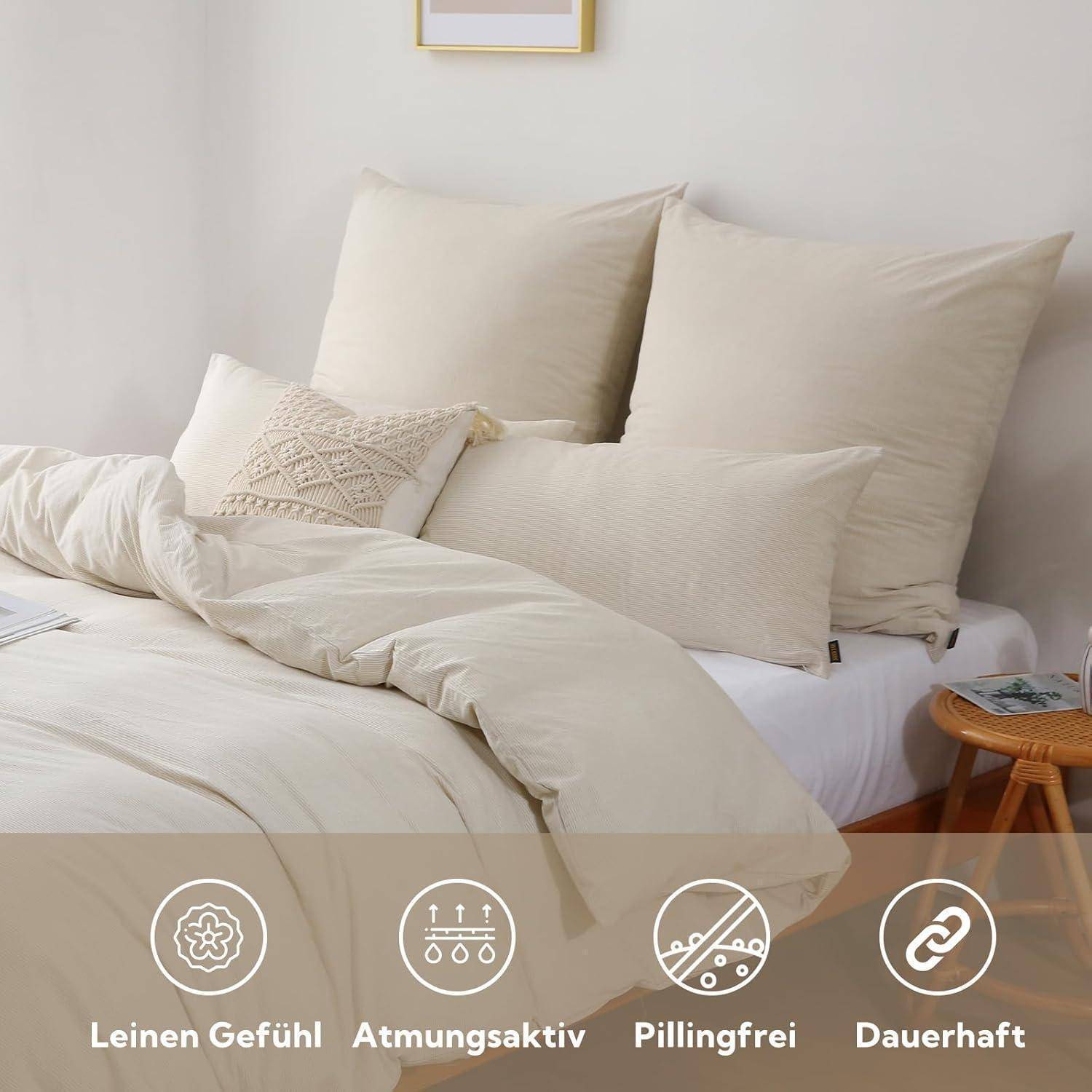 Ein ordentlich gemachtes Bett mit beigen Laken und Kissen in einem hellen Raum. Dekorative Symbole darunter zeigen ‚Leinengefühl', ‚atmungsaktiv', ‚pillingfrei' und ‚langlebig'.