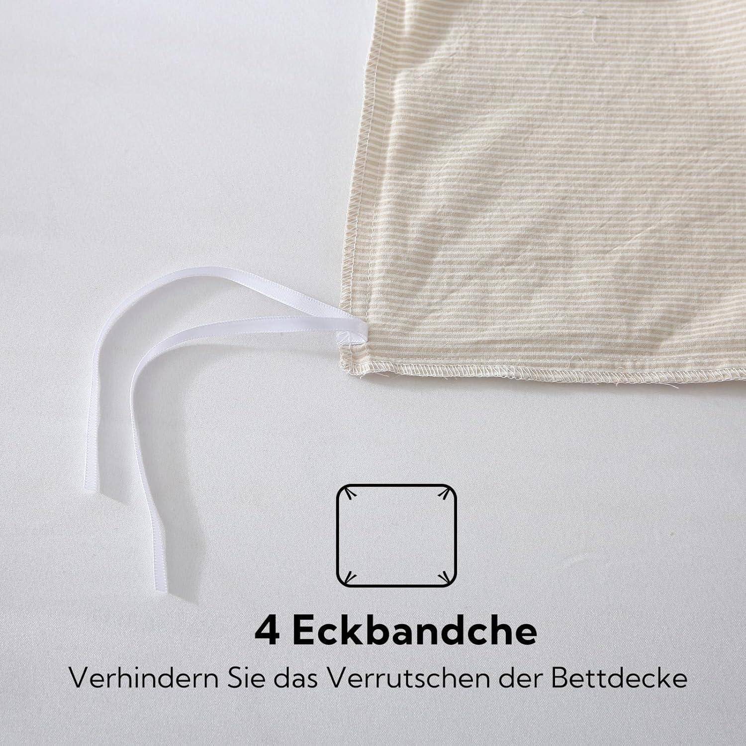 Eine Ecke eines beigen Kissenbezugs mit einem Befestigungsband, auf einer weißen Oberfläche abgebildet. Der Text darunter lautet '4 Eckbändchen, Verhindern Sie das Verrutschen der Bettdecke'.
