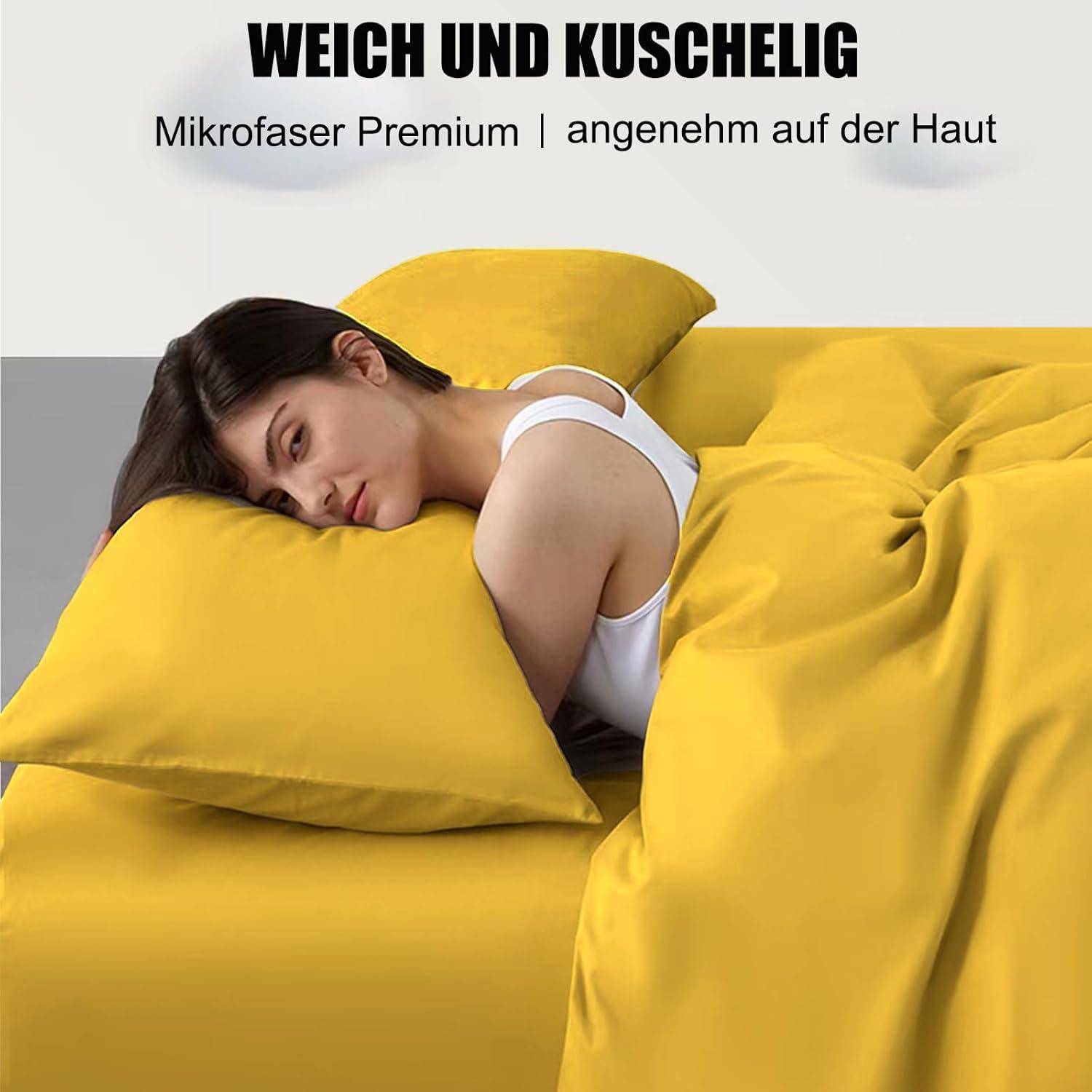 Eine Person liegt auf einem Bett mit gelber Bettwäsche und ruht den Kopf auf einem Kissen. Bildunterschrift: 'Weich und gemütlich'.