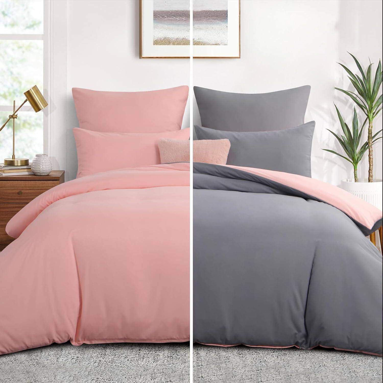 Ein Bett wird mit einem geteilten Bettwäsche-Design gezeigt: Die linke Seite hat rosa Laken und Kissen; die rechte Seite hat graue Laken und Kissen. Eine Pflanze und eine Lampe befinden sich auf jedem Nachttisch.