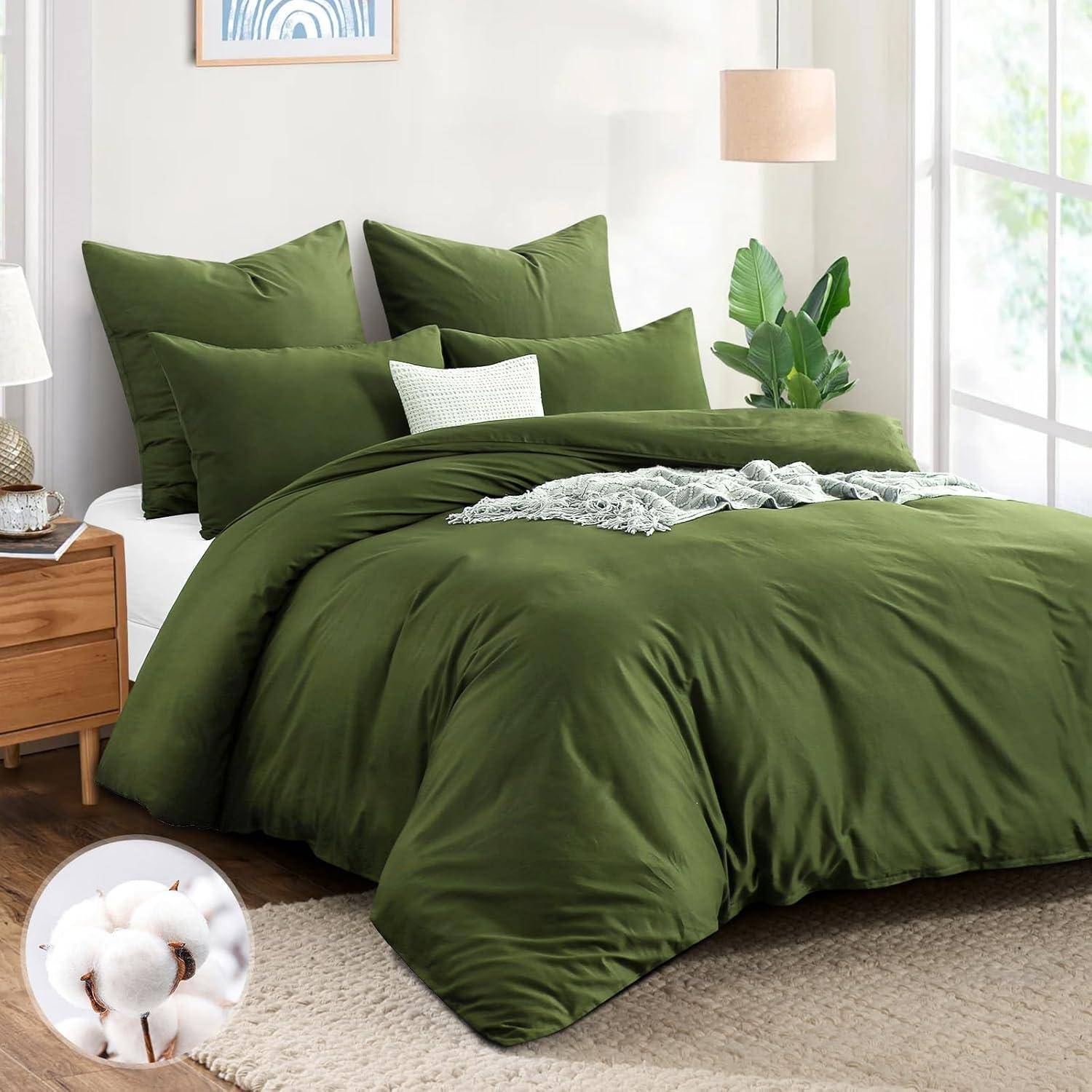 Eine gemütliche Schlafzimmerszene mit einem Bett, das mit grüner Bettwäsche bezogen ist, mehreren Kissen, einem Nachttisch mit einer Lampe und einer Pflanze, die eine entspannende Atmosphäre schafft.