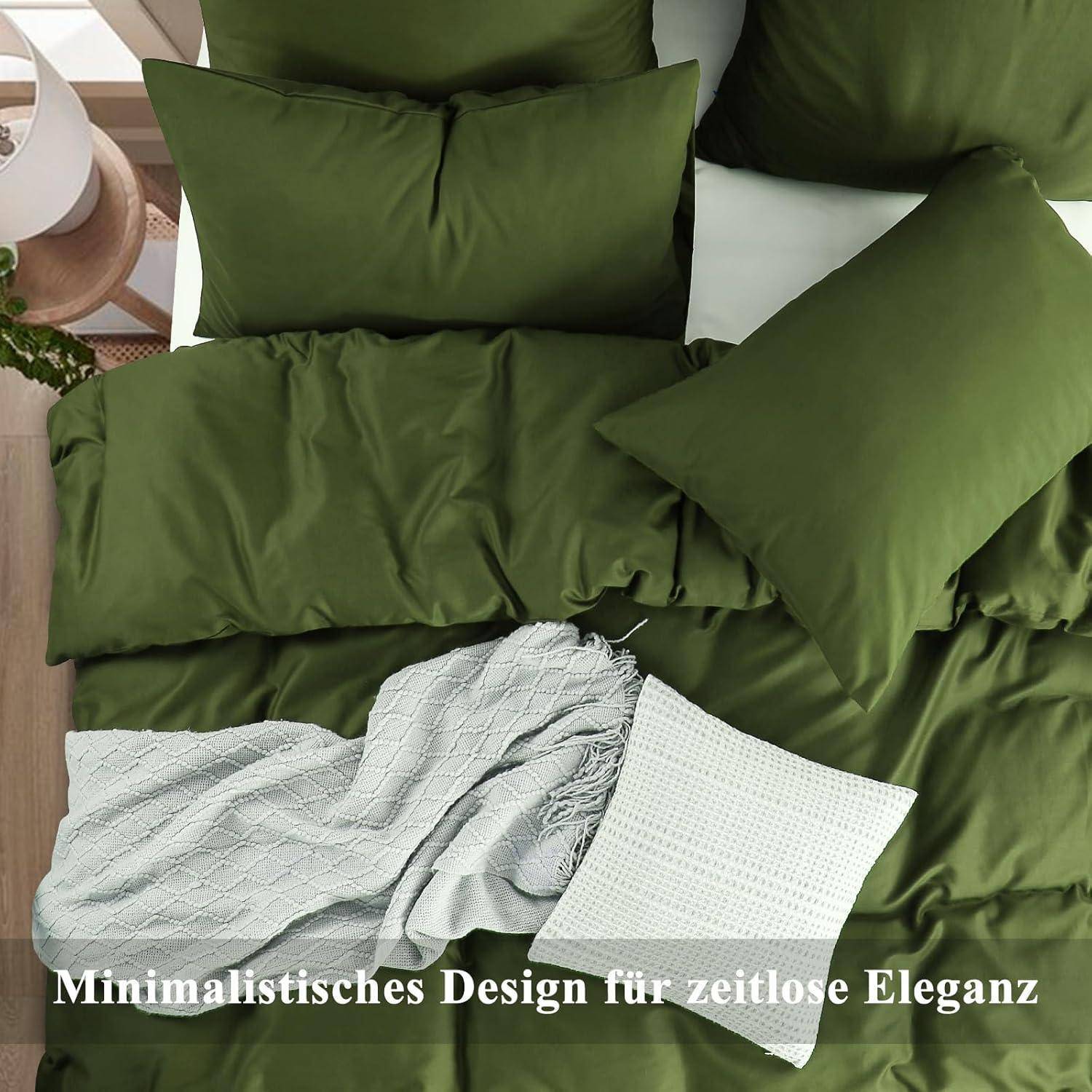 Zwei grüne Kissen und ein weißes Kissen mit einer grauen Decke auf einem Bett; Text lautet 'Minimalistisches Design für zeitlose Eleganz'.