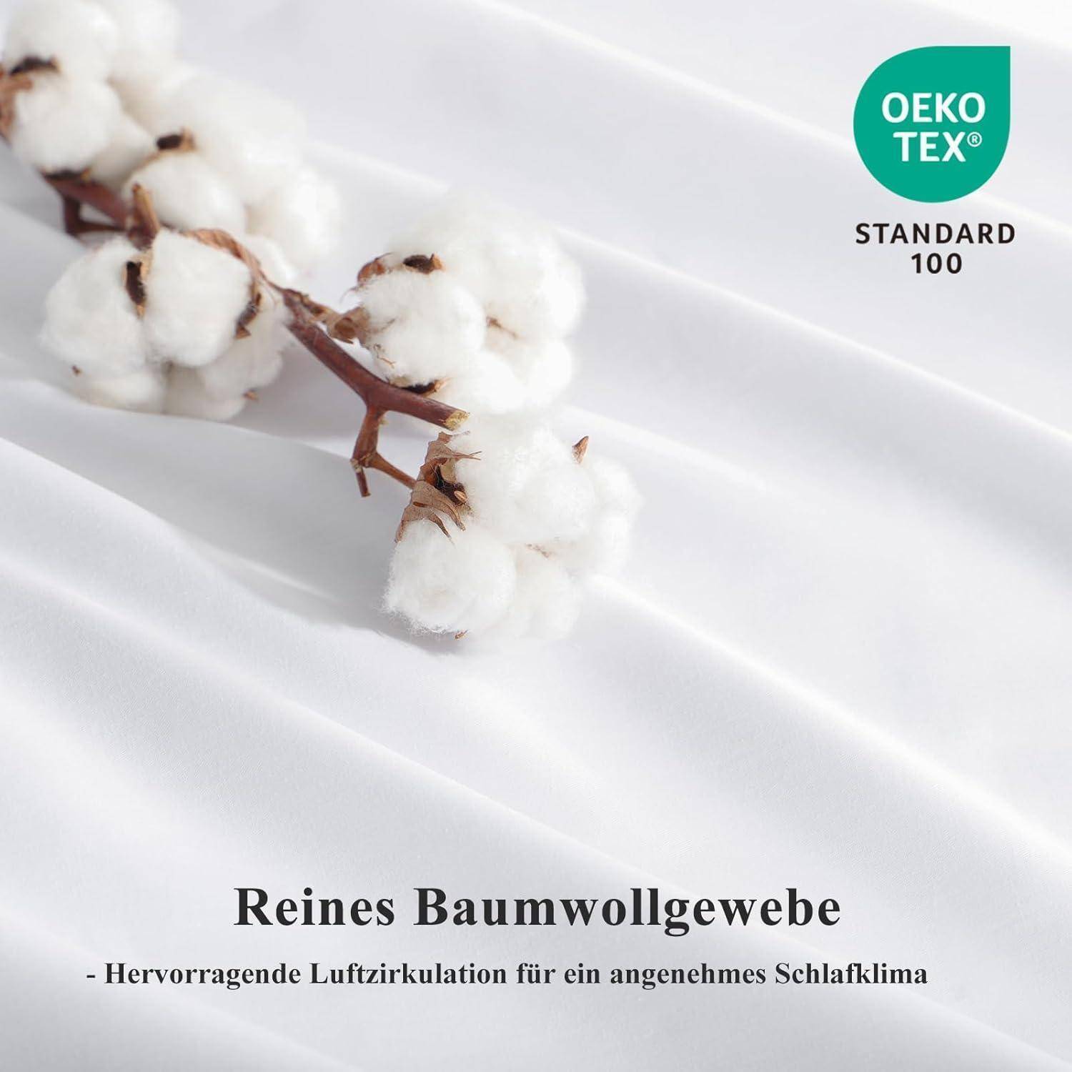 Zweig einer Baumwollpflanze auf glattem, weißem Stoff mit dem 'Oeko-Tex Standard 100' Logo. Text lautet: 'Reines Baumwollgewebe – Hervorragende Luftzirkulation für ein angenehmes Schlafklima.