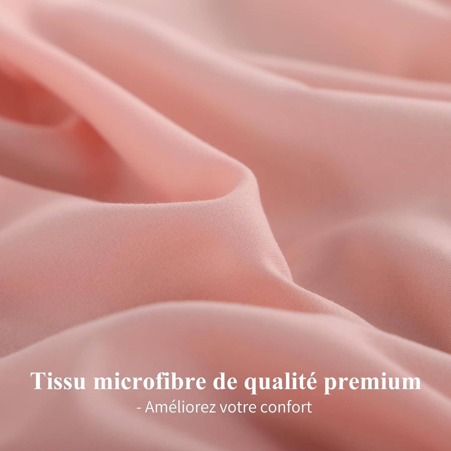 Nahaufnahme eines weichen rosa Mikrofaserstoffs mit Texteinblendung: 'Premium-Mikrofasergewebe - Verbessern Sie Ihren Komfort.