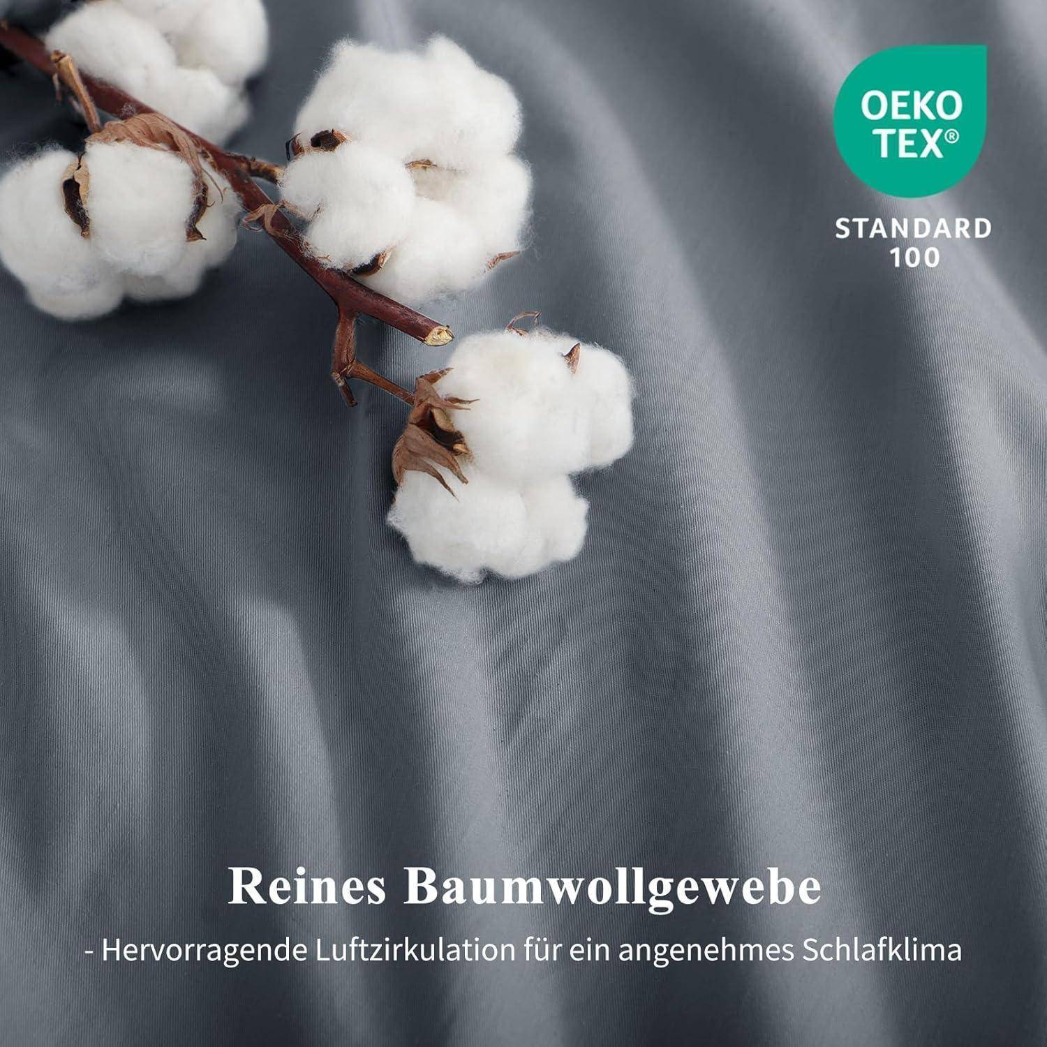 Ein Zweig mit Wattebällchen liegt auf dunkelgrauem Stoff. Der Text lautet: 