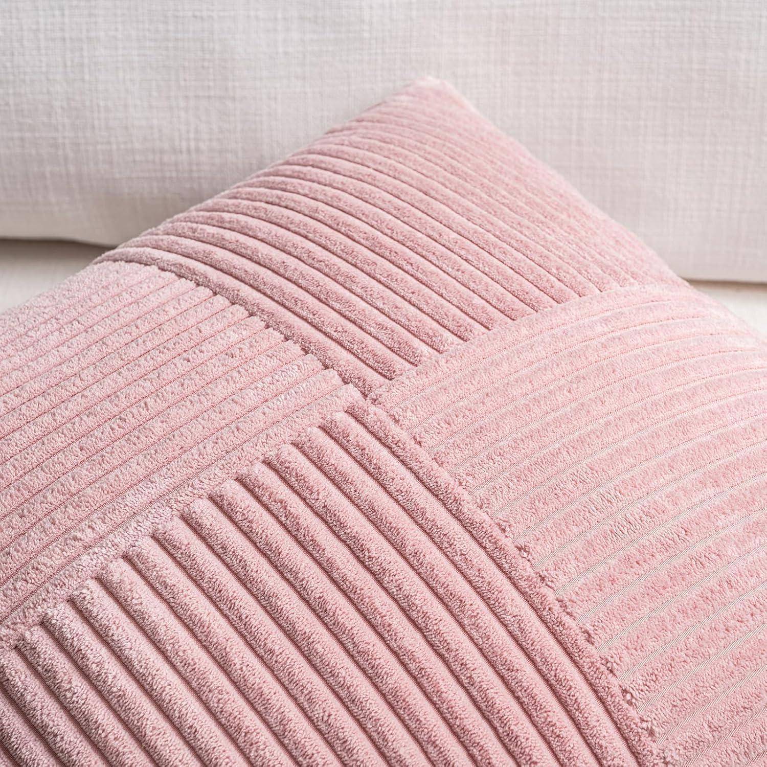 Eine Nahaufnahme eines rosa gerippten Kissens auf einem beigen Stoffsofa. Das Bild betont die Details und Textur des Kissens.