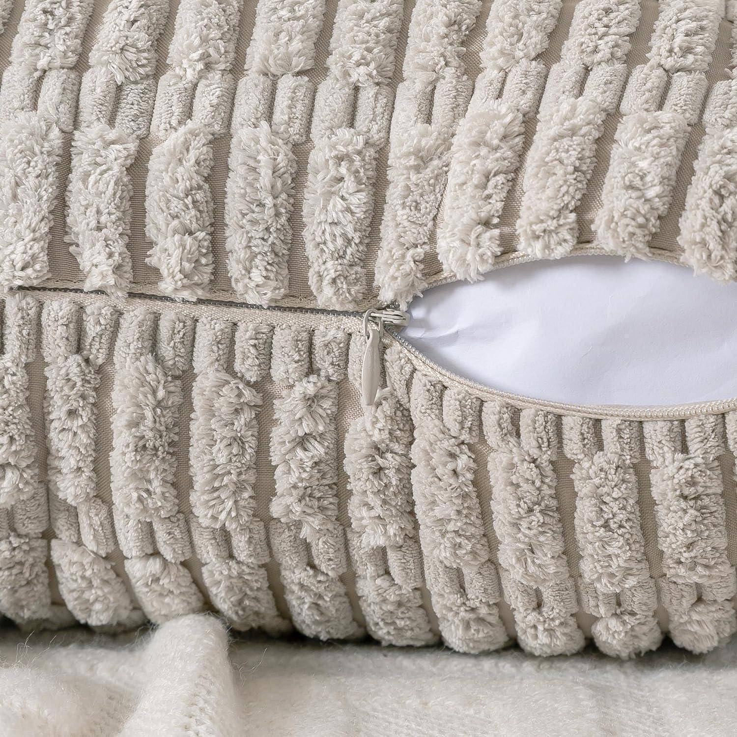 Ein strukturiertes Kissen in hellem Beige mit einem teilweise geöffneten Reißverschluss, der ein weißes Inneres freilegt, auf einer weichen, farblich ähnlichen Oberfläche ruhend.