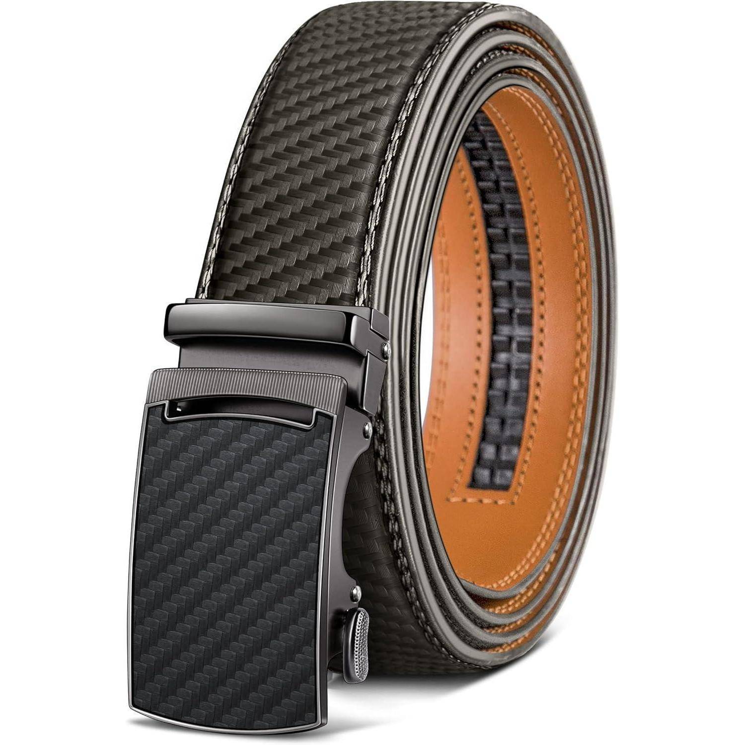 Ein schwarzer Gürtel mit Karbonfaser-Muster und automatischer Schnalle, der ein schlankes Design mit braunen und schwarzen Wendseiten präsentiert.