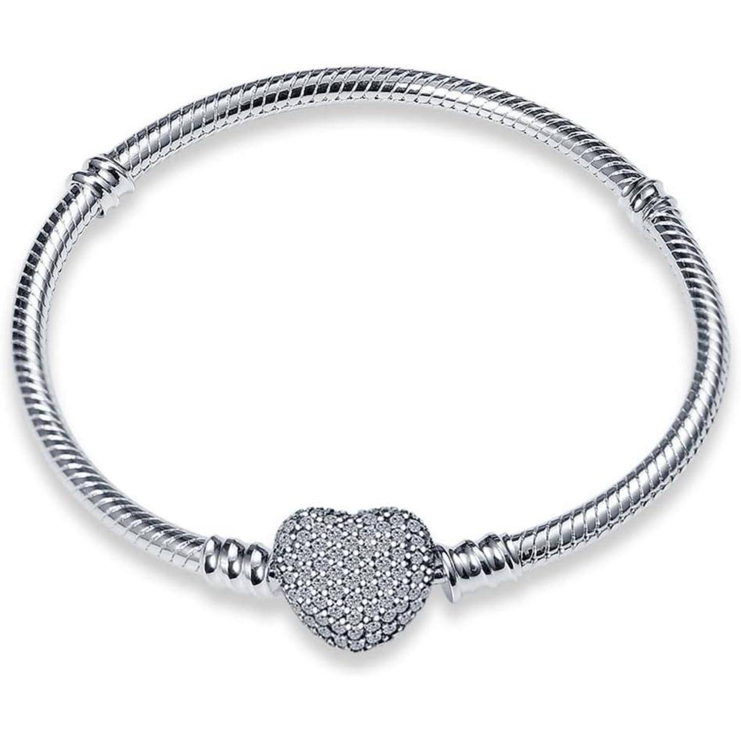 Silberarmband mit einem strukturierten Herz-Mittelteil, das filigrane Details aufweist und elegant das Handgelenk umschließt.