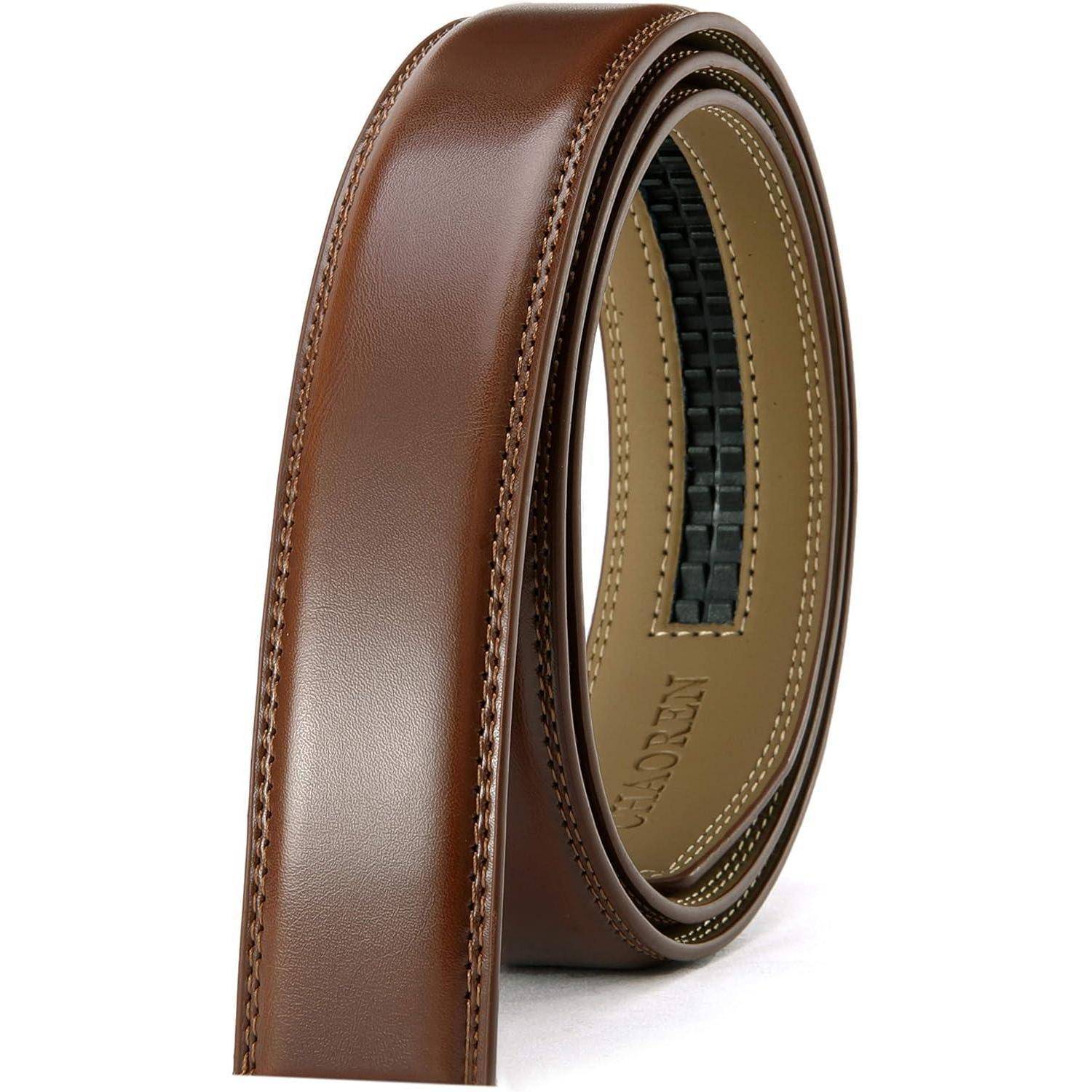 Ein brauner Ledergürtel mit Naht entlang der Kanten, aufgerollt und aufrecht stehend.