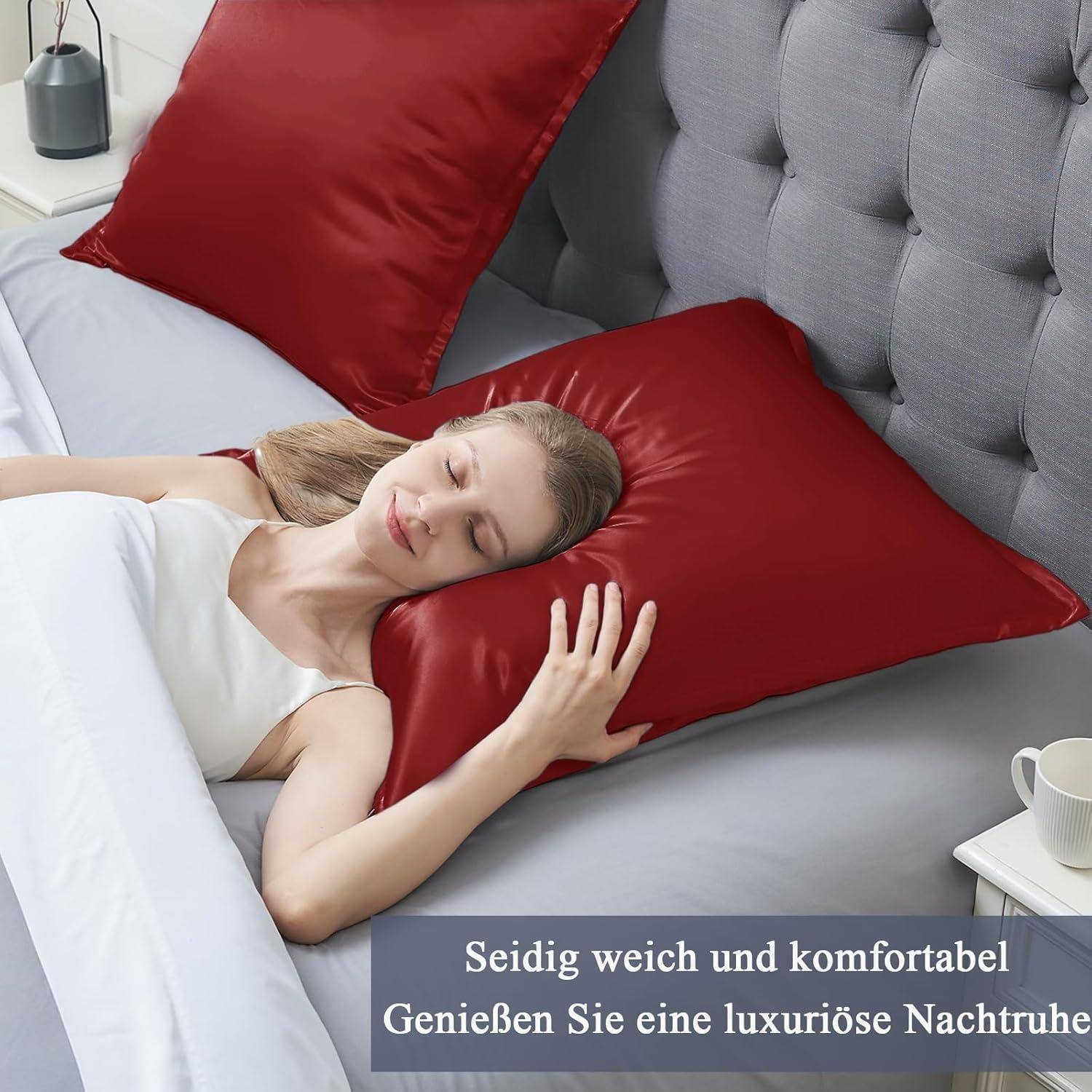 Eine Frau, die friedlich auf einem Bett mit roten Kissen schläft. Die Bildunterschrift lautet: 'Seidig weich und komfortabel, Genießen Sie eine luxuriöse Nachtruhe'.