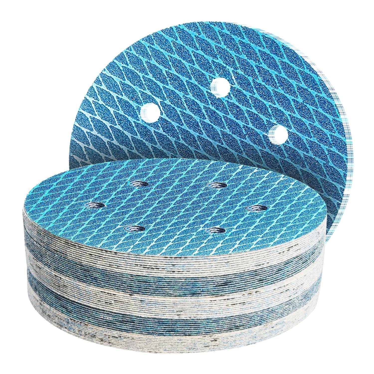 Stapel blauer Schleifscheiben mit einem Muster, die drei kleine Löcher zeigen.