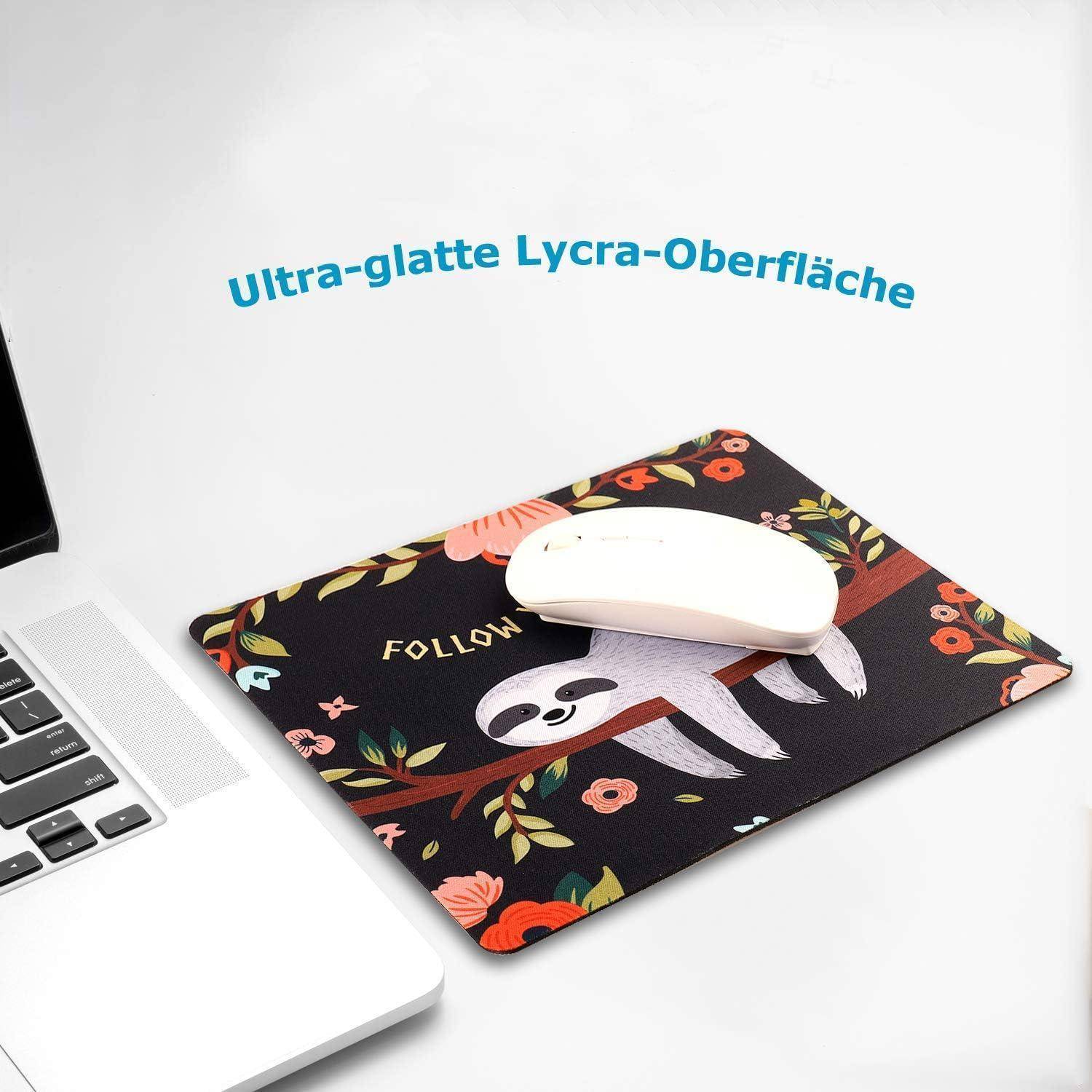 Ein Laptop mit einem teilweise sichtbaren Keyboard neben einem schwarzen Mousepad mit einem Design aus einem Faultier und Blumen, auf dem ein weißer Maus liegt.