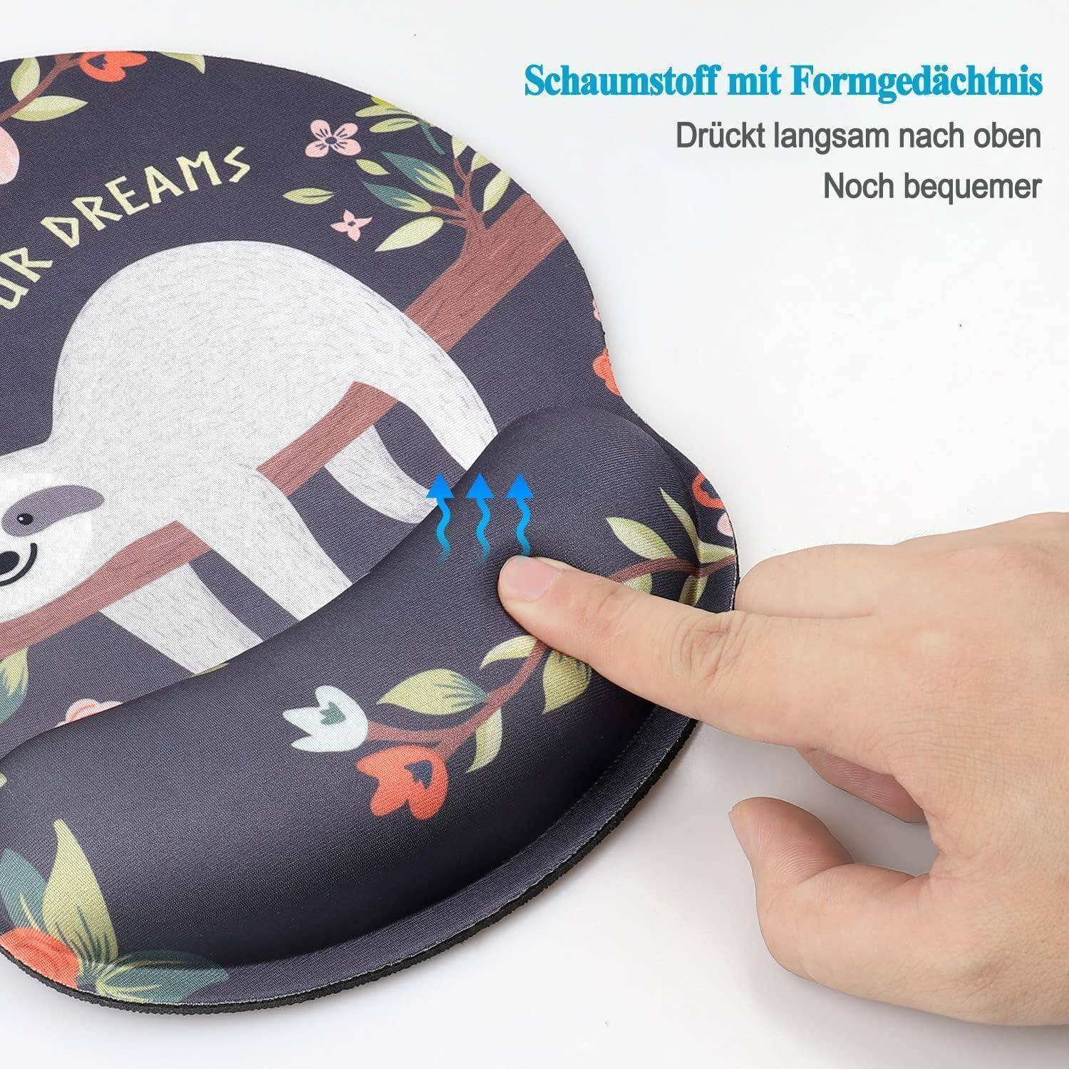 Hand, die auf einem Memory-Schaum-Handgelenkpolster mit einem Faultier- und Blumendesign drückt, zeigt Komfort mit blauen Pfeilen, die Weichheit andeuten.