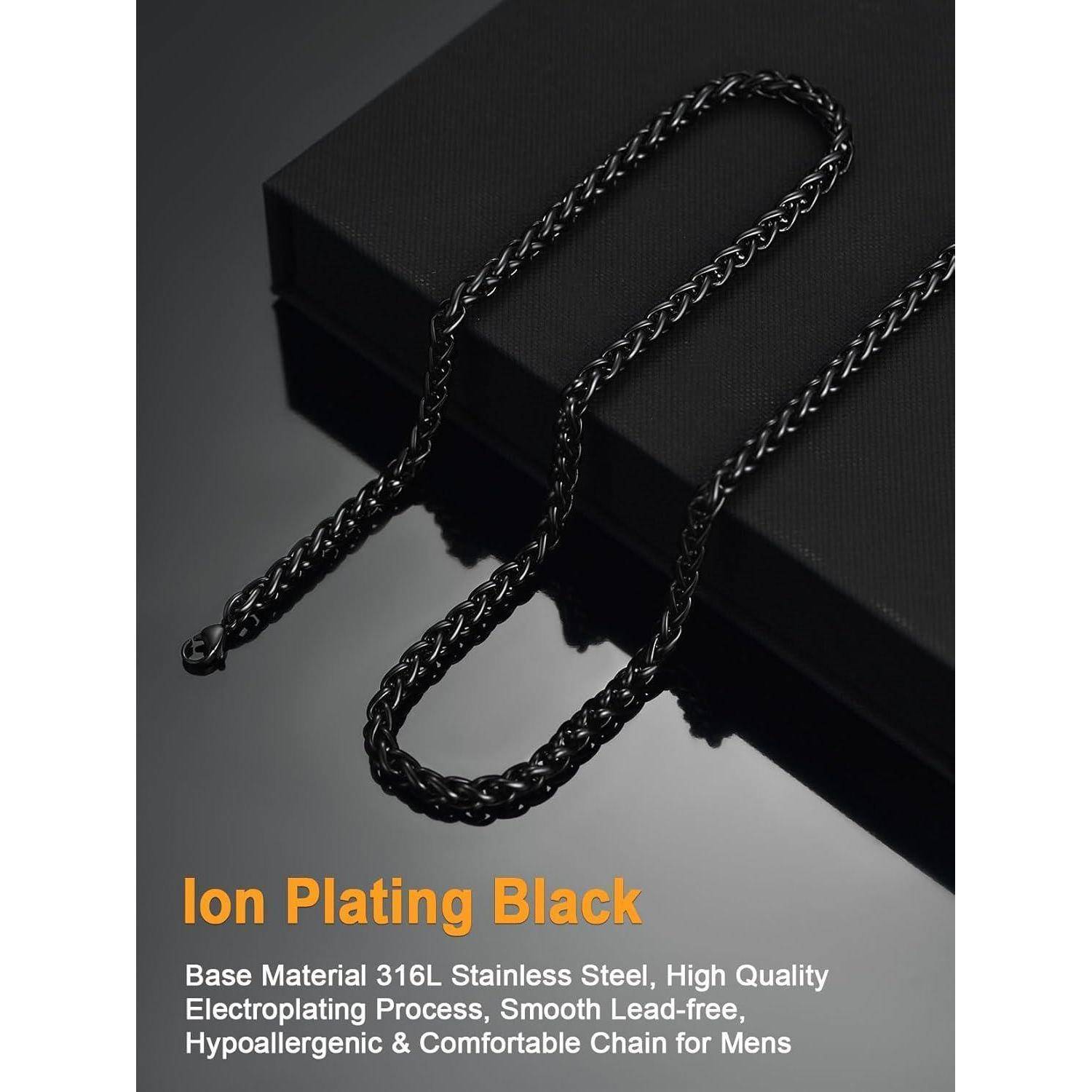 ‚Ion Plating Black' Herrenkette auf dunkler Oberfläche. Merkmale: Basismaterial 316L Edelstahl, hochwertige Elektroplattierung, bleifrei, hypoallergen.