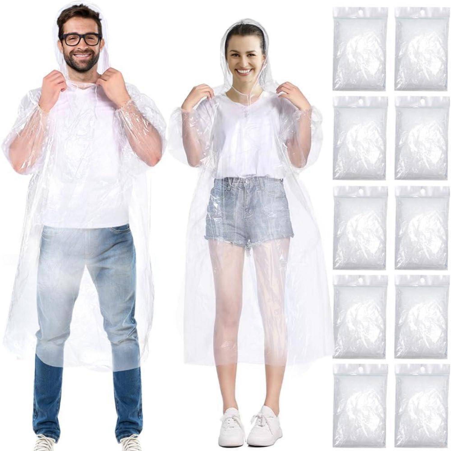 Zwei Menschen tragen transparente Ponchos und lächeln; zeigen leichten Regenschutz. Zehn verpackte Ponchos werden daneben ausgestellt.