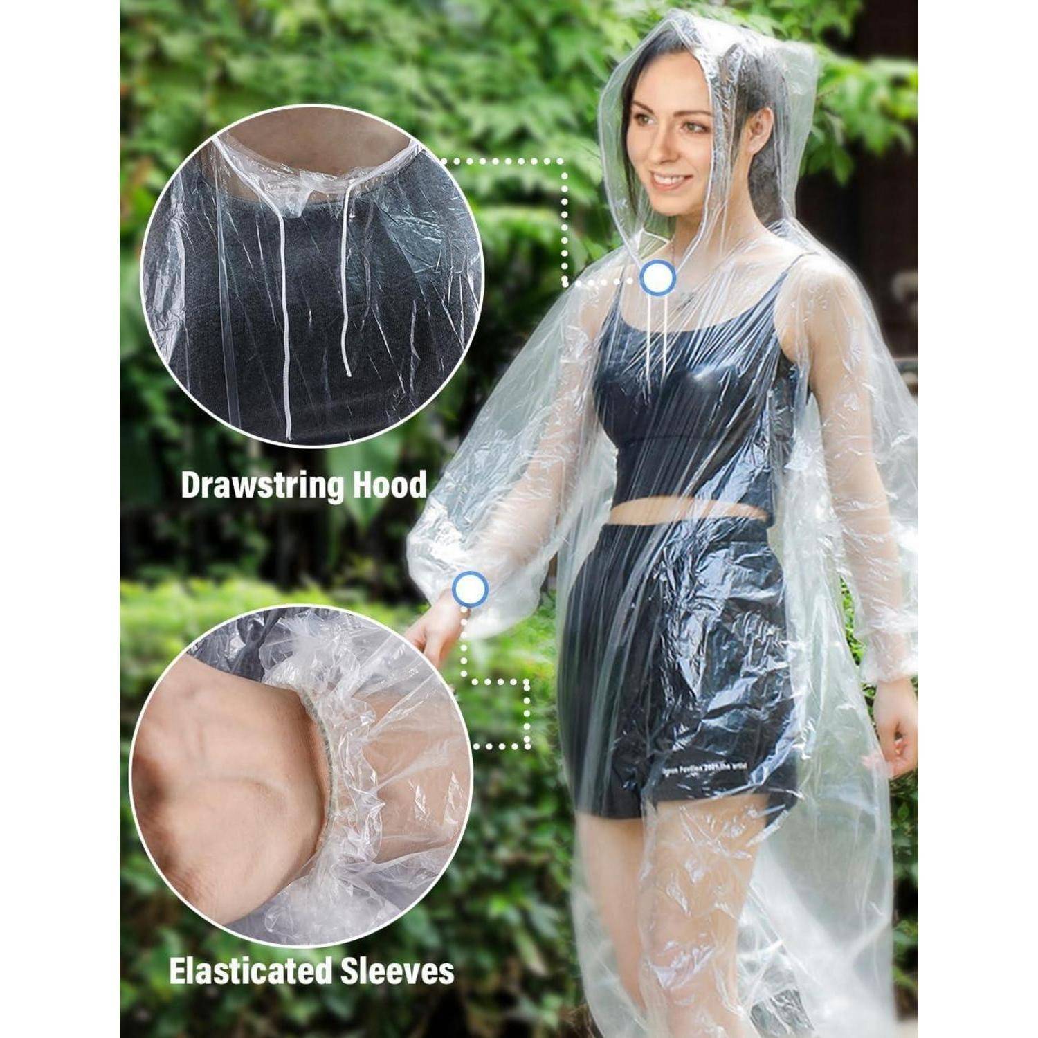 Eine Person im Freien, die einen transparenten Regenponcho trägt, mit hervorgehobenen Merkmalen: eine Kapuze mit Kordelzug und Ärmel mit Gummizug.