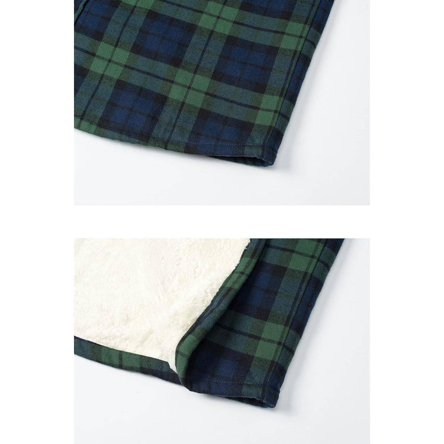 Nahaufnahme eines grün-marineblau karierten Stoffs, die dessen Textur und Unterseite zeigt, die mit cremefarbenem Fleece gefüttert ist.