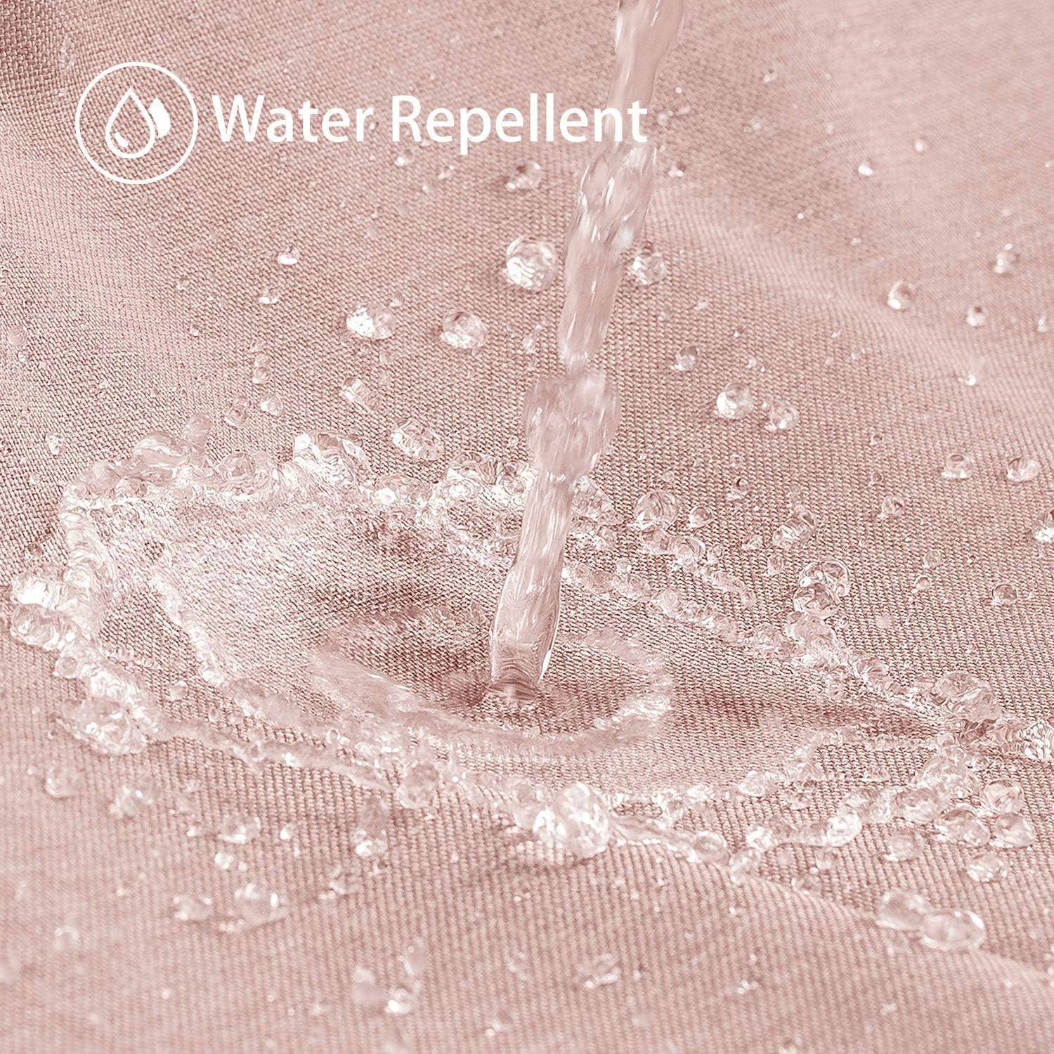 Wasser perlt von Stoff ab und zeigt dessen wasserabweisende Eigenschaft. Text: 'Wasserabweisend' mit Icon in der linken oberen Ecke.