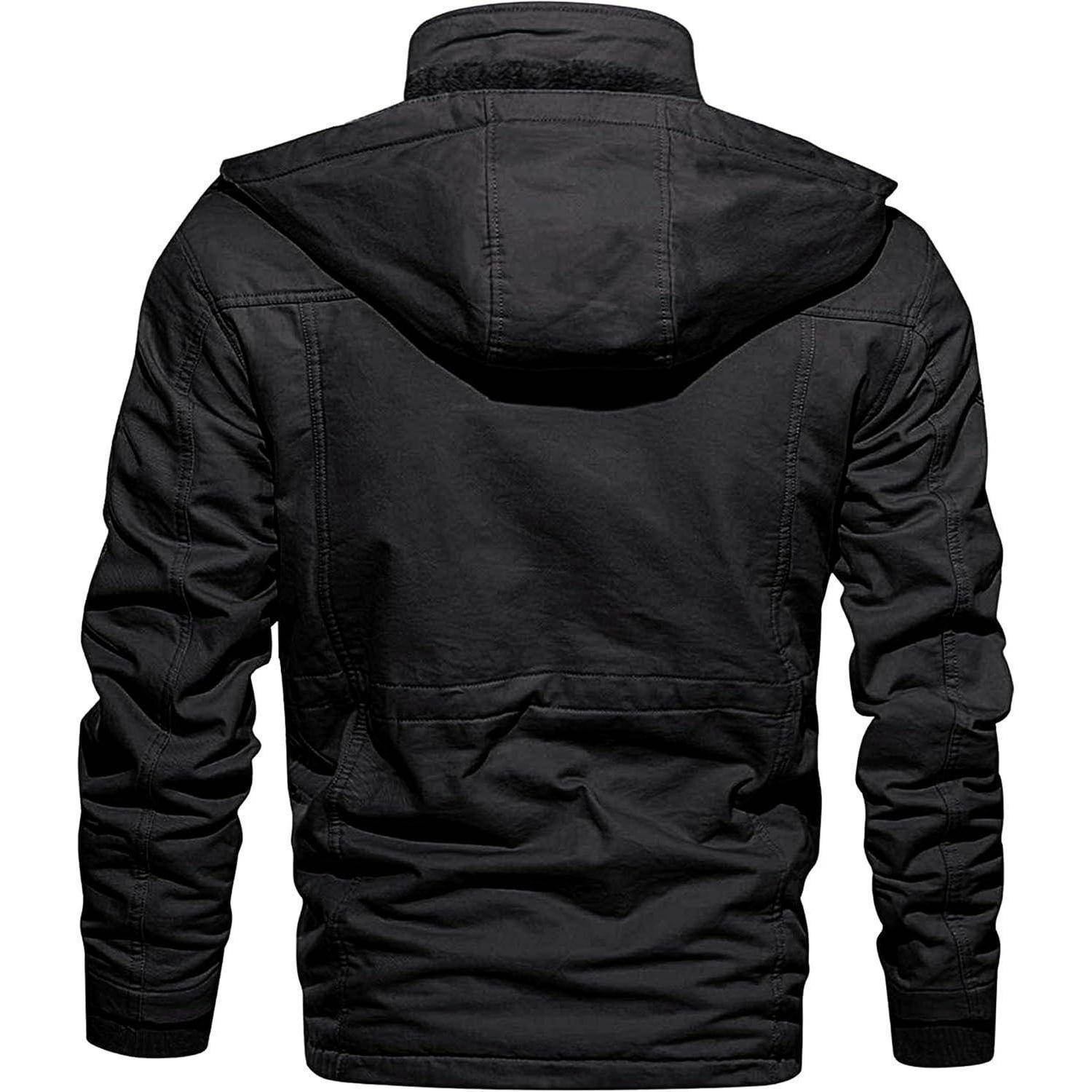 Eine schwarze Jacke mit Kapuze wird von hinten gezeigt, wobei Stickdetails und ein lässiger Schnitt zu sehen sind, der für kalte Wetterbedingungen geeignet ist.