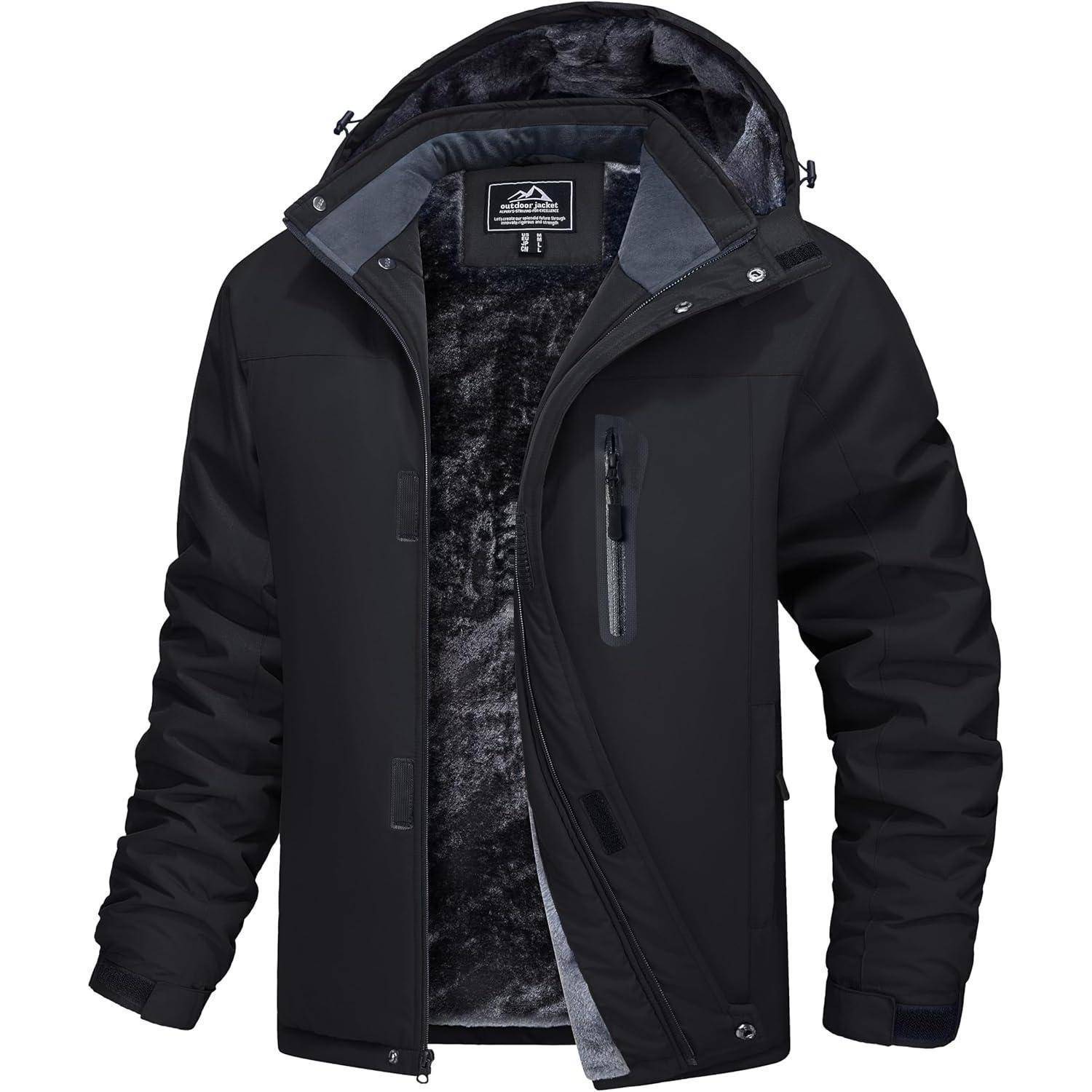 Eine schwarze Winterjacke für Männer mit Kapuze, ausgestattet mit einem durchgehenden Reißverschluss vorne, einer Brusttasche und einem weichen Fleecefutter, das von innen sichtbar ist.