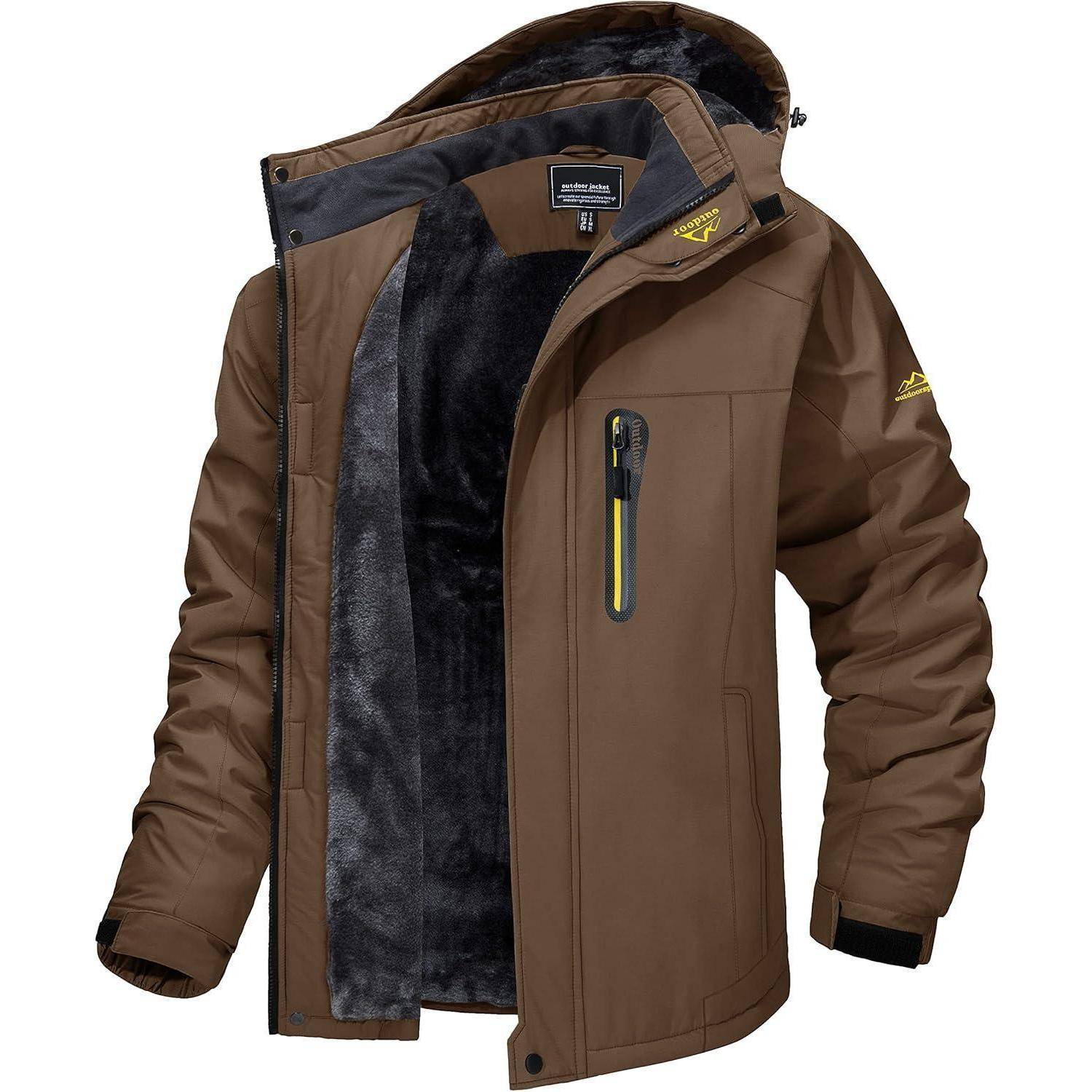 Eine braune Winterjacke wird mit offener Vorderseite präsentiert, die eine weiche schwarze Innenfutter erkennen lässt. Sie verfügt über eine Brusttasche mit Reißverschluss und eine verstellbare Kapuze.