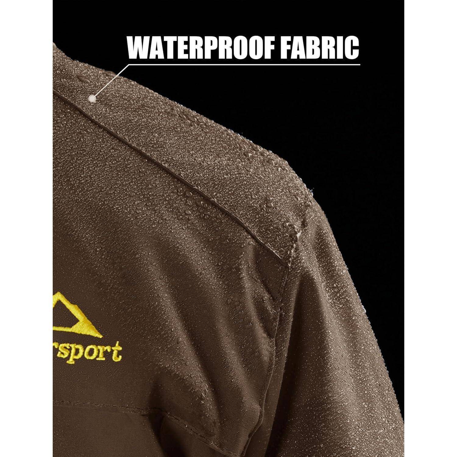Nahaufnahme einer braunen Jacke mit Wassertropfen, die das Merkmal des 'WASSERDICHTEN GEWEBES' hervorhebt.