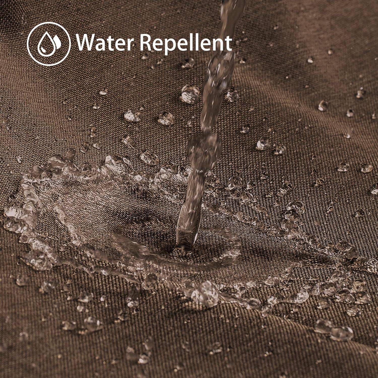 Wasser spritzt auf einen braunen Stoff und zeigt die wasserabweisende Eigenschaft. Text liest sich 'Wasserabweisend' mit einem Wassertropfen-Symbol.