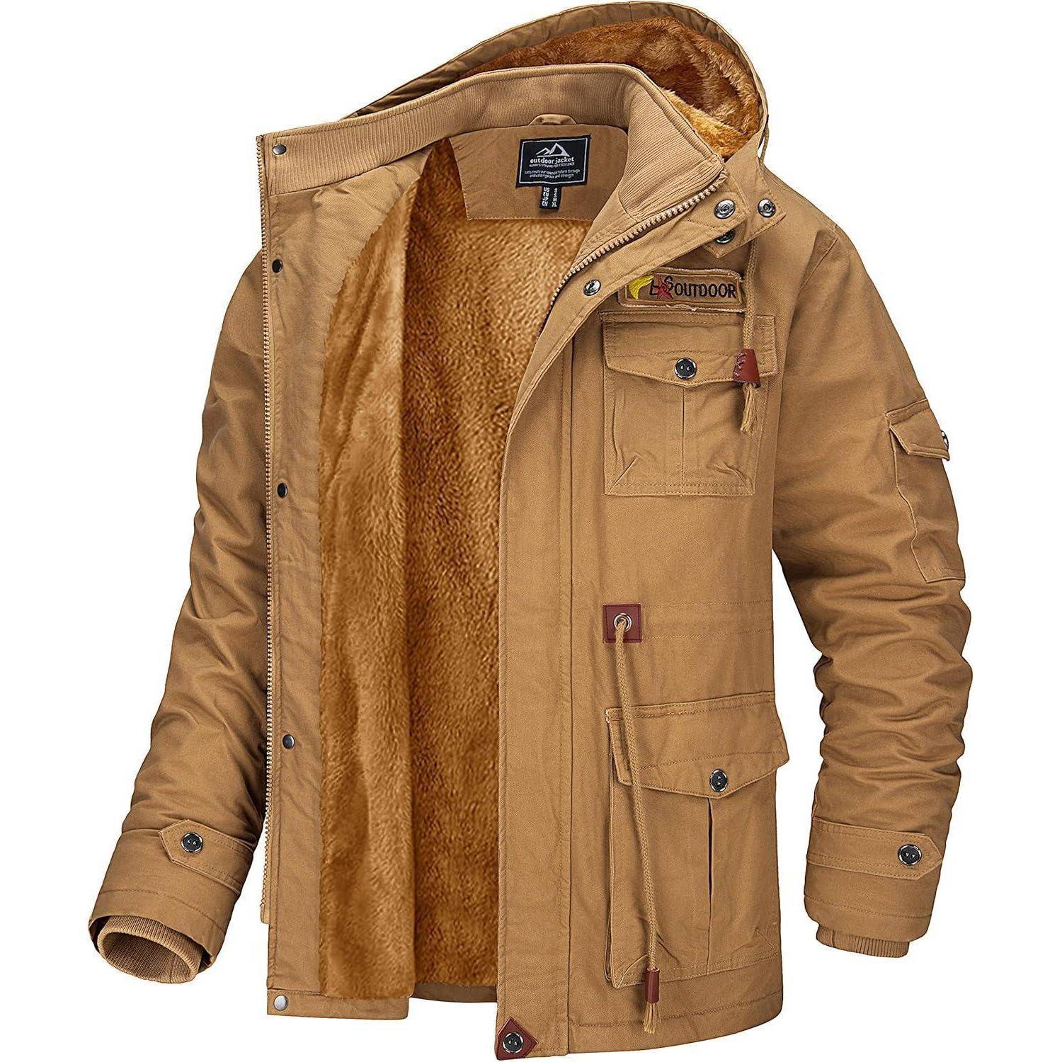 Beige Kapuzenjacke mit Fleecefutter, Knopfmanschetten, mehreren Taschen, Reißverschluss vorne, präsentiert auf weißem Hintergrund.