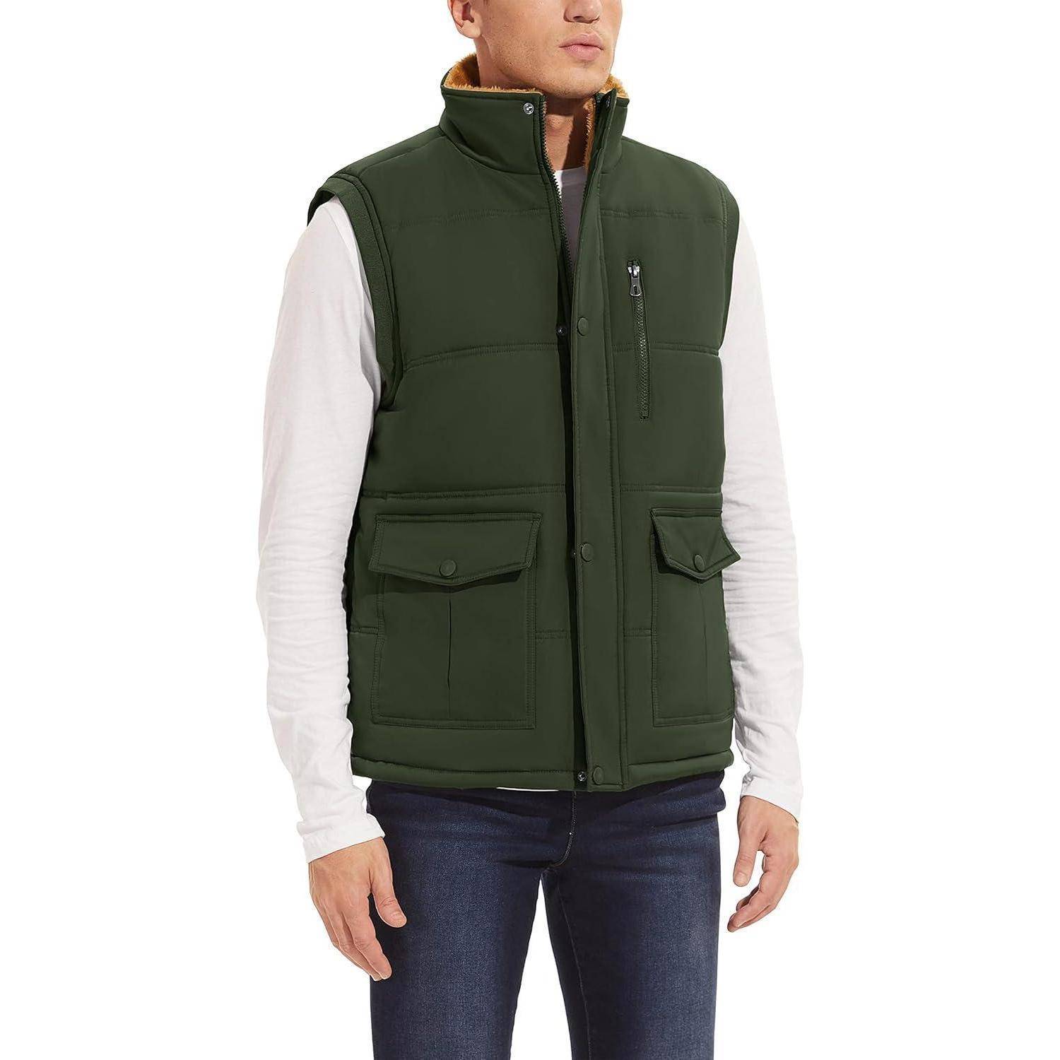 Eine Person, die eine grüne Weste über einem langärmeligen weißen Hemd und blauen Jeans trägt. Die Weste hat Taschen und ist ärmellos.