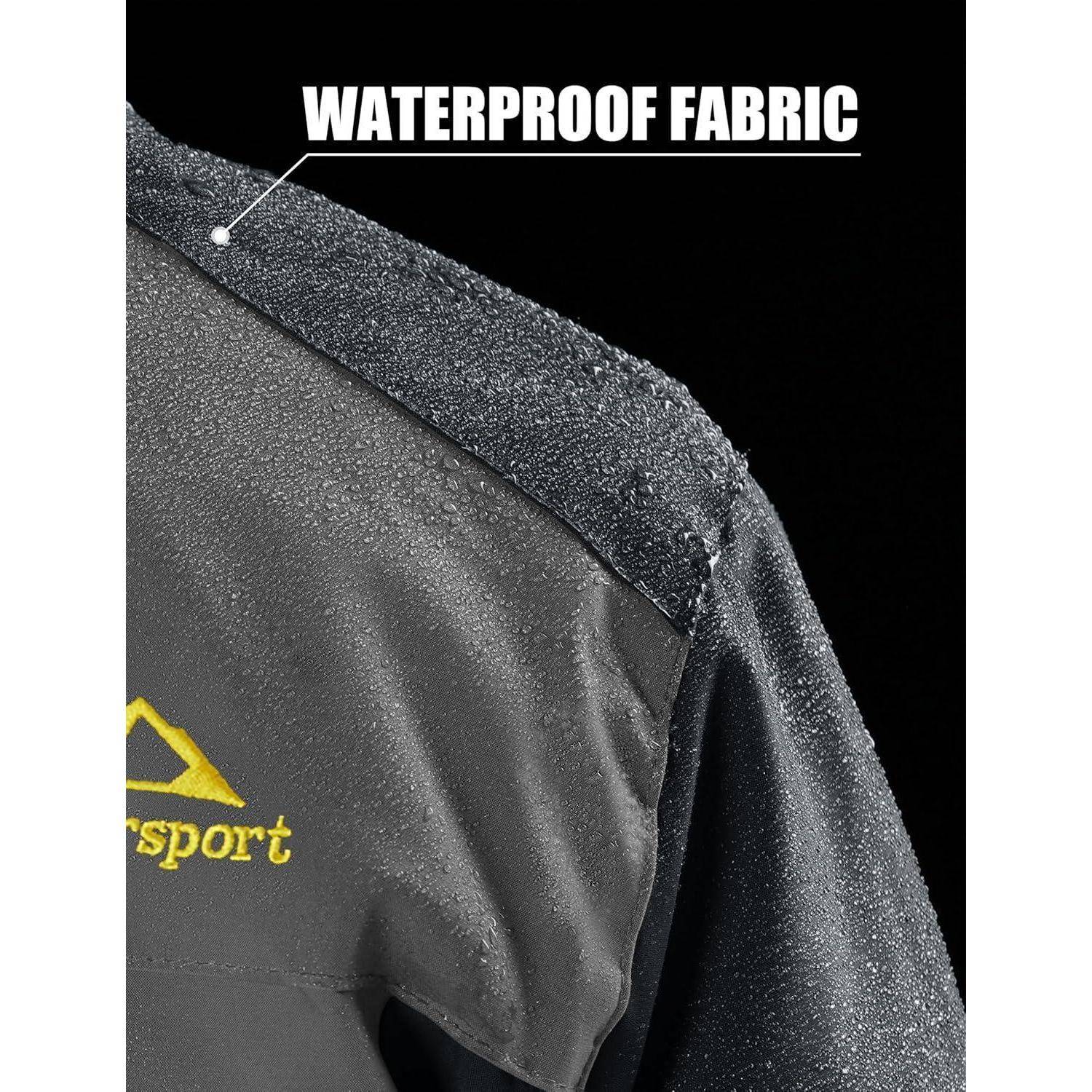Nahaufnahme der Schulter einer Jacke mit Wassertropfen, die den wasserabweisenden Stoff demonstrieren. Ein Etikett zeigt 