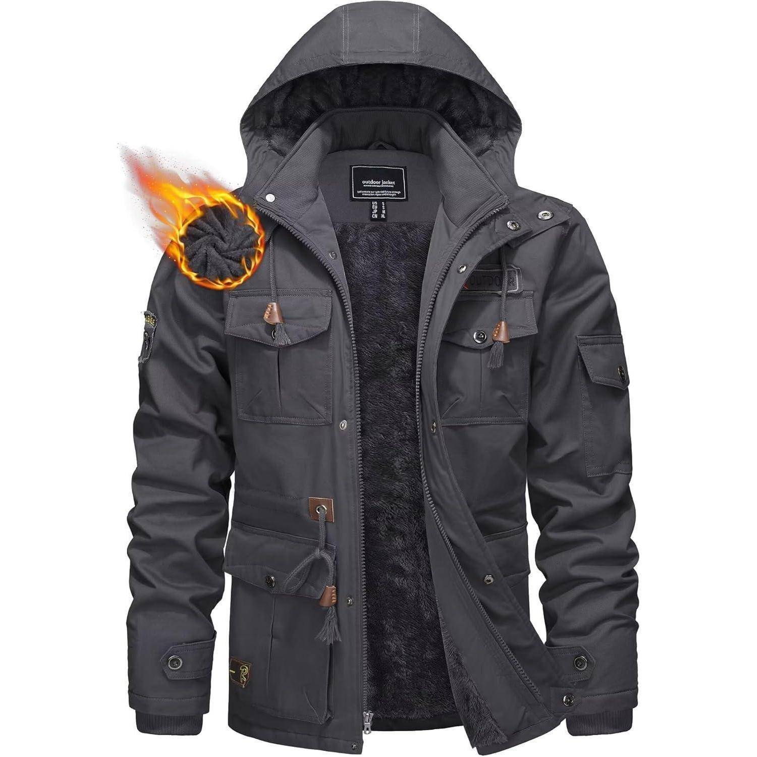 Eine Kapuzenjacke in Holzkohlengrau mit mehreren Taschen und gestickten Details wird abgebildet. Ein feuriges Emblem ist sichtbar auf der Schulter aufgesetzt.